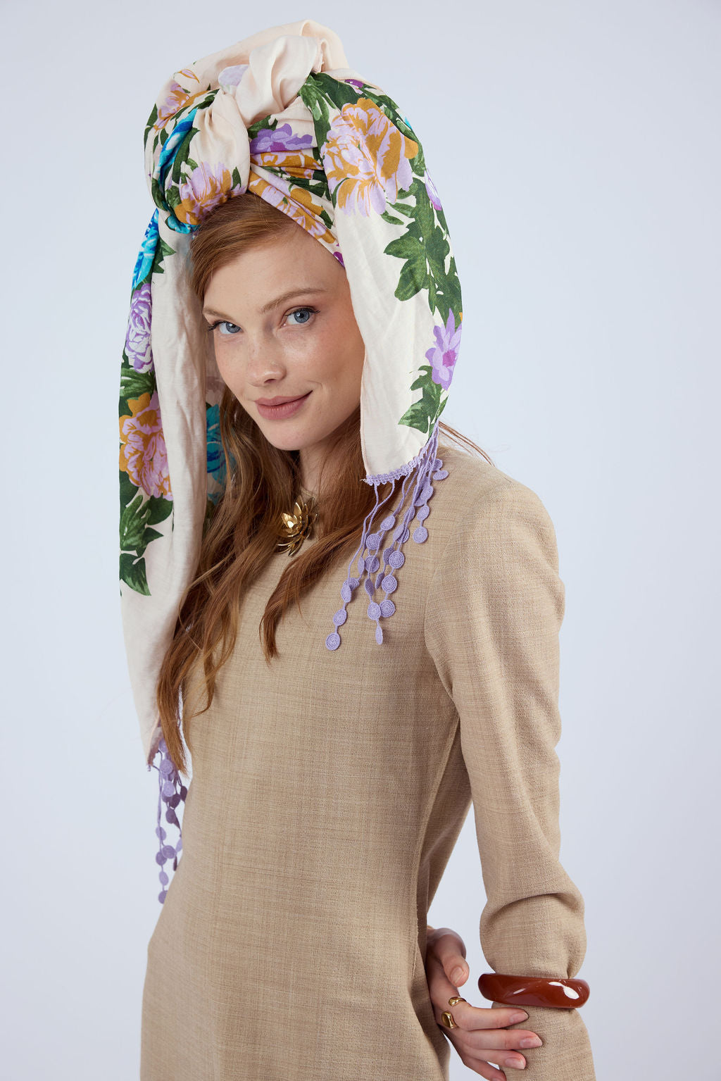 הדרא, קולקציית מטפחות חגים, מטפחת עם הדפס פרחוני ופרנז סגול , מטפחת לארועים