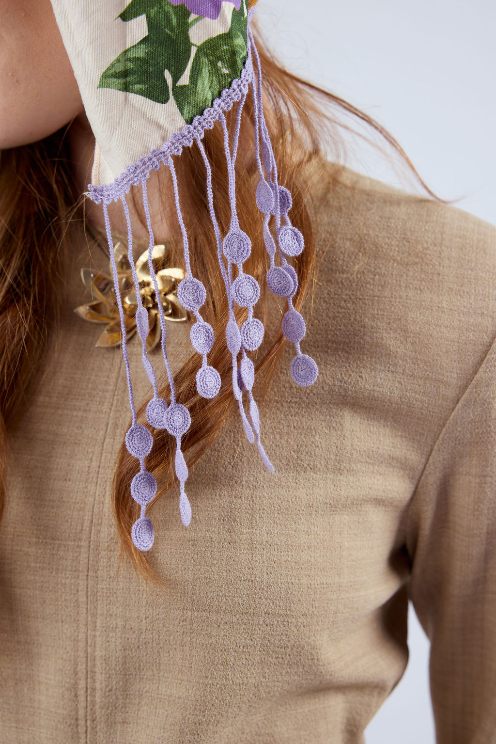 הדרא, קולקציית מטפחות חגים, מטפחת עם הדפס פרחוני ופרנז סגול , מטפחת לארועים תקריב