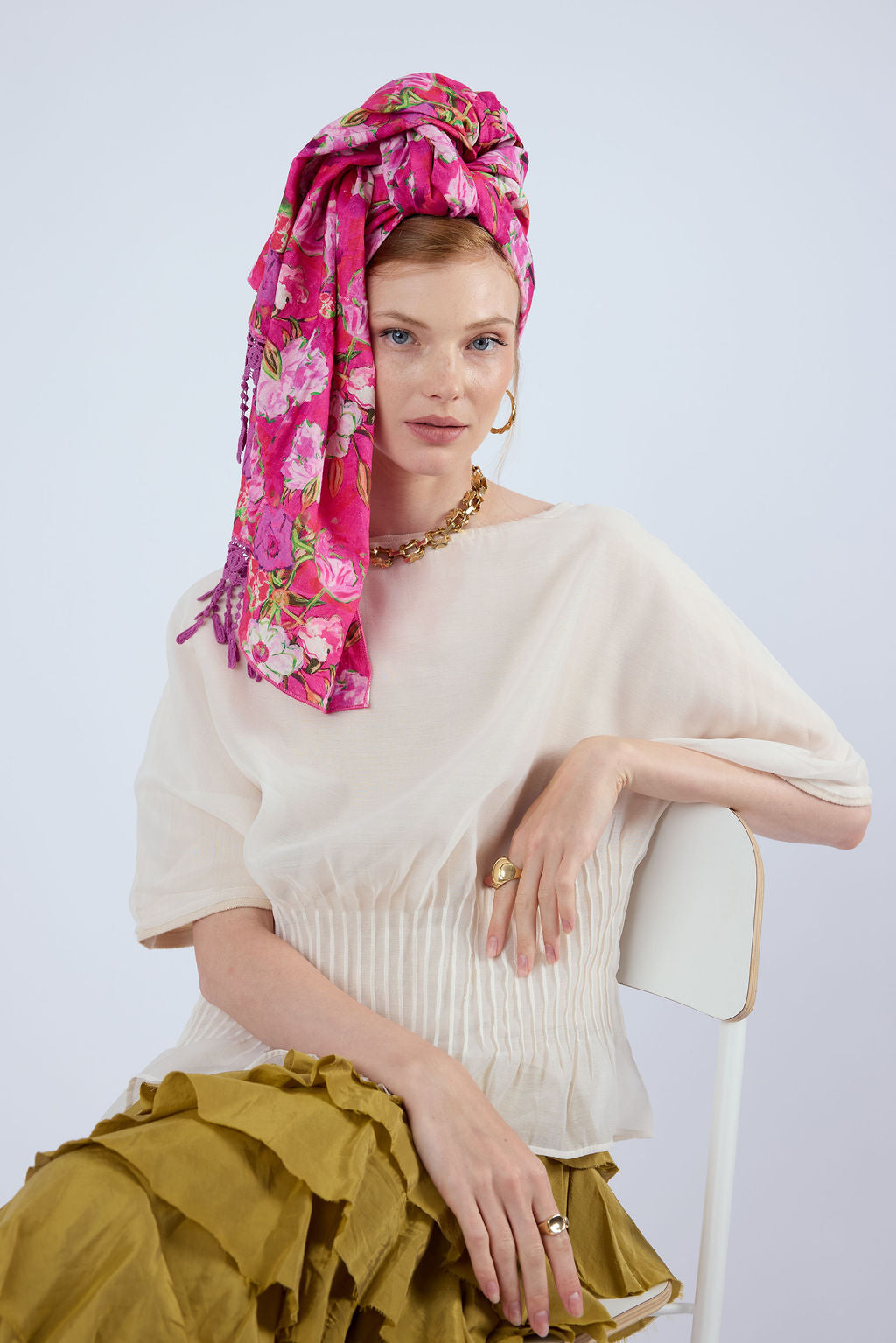 הדרא, קולקציית חגים, מטפחת חגיגית, בד פרחוני ורוד עם פרנז סגול