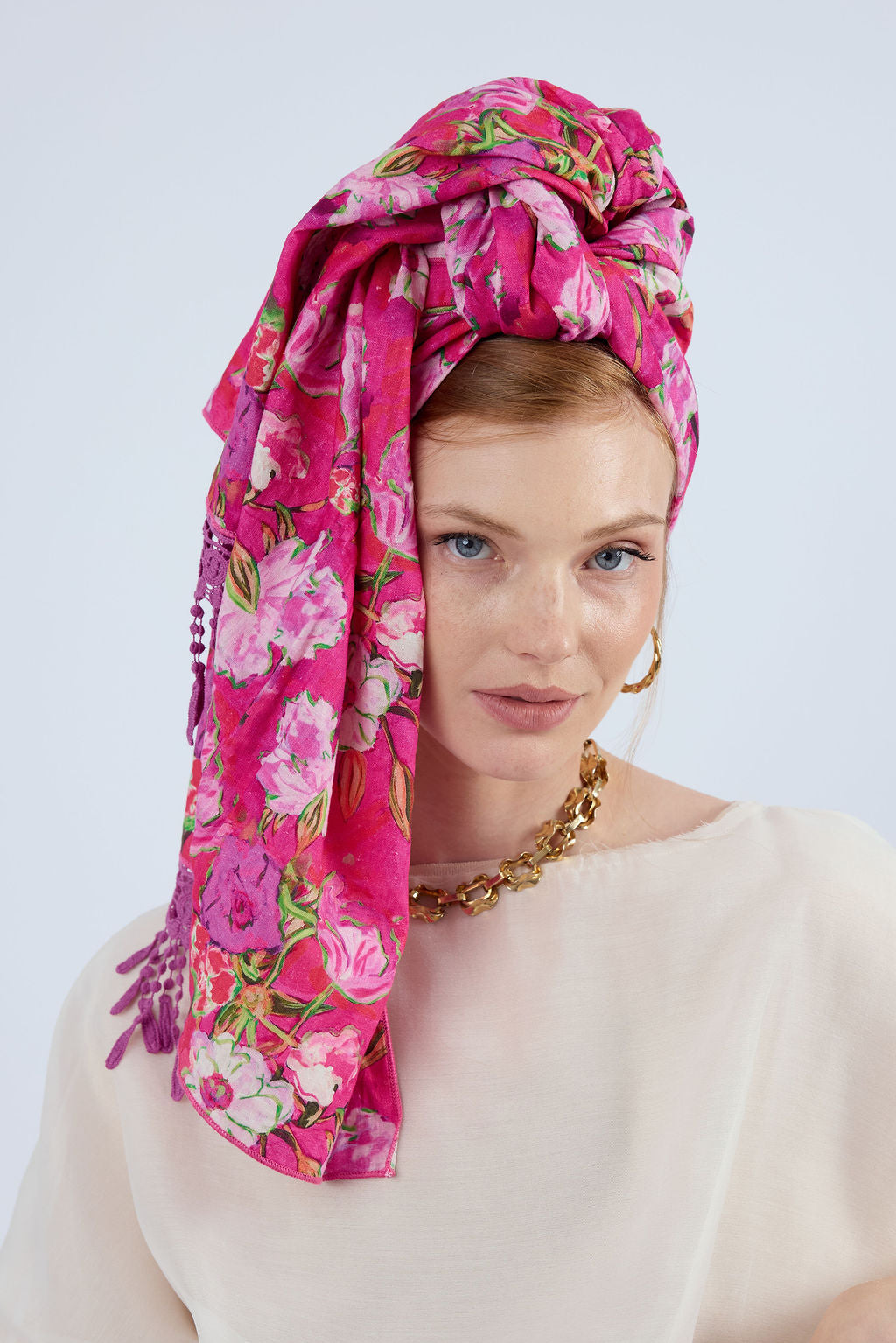 הדרא, קולקציית חגים, מטפחת חגיגית, בד פרחוני ורוד עם פרנז סגול