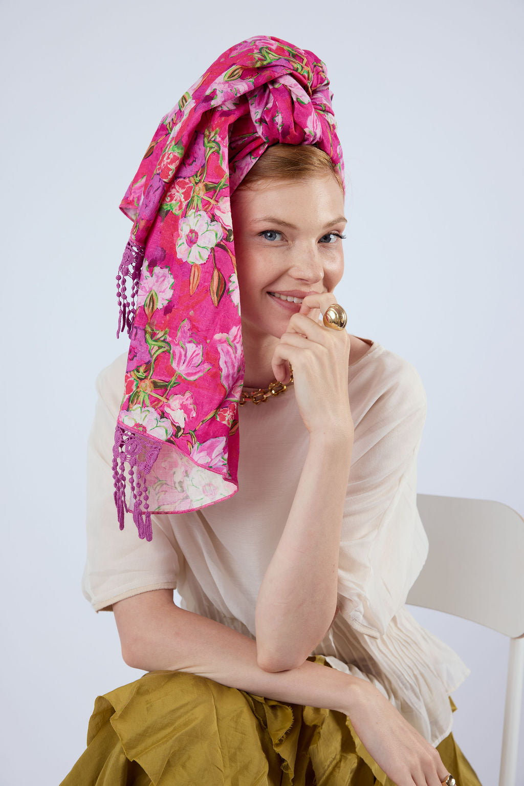 הדרא, קולקציית חגים, מטפחת חגיגית, בד פרחוני ורוד עם פרנז סגול