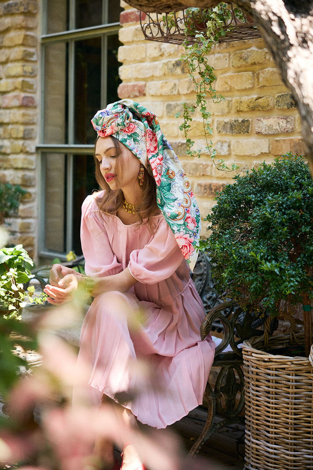 הדרא, קולקציית חגים, מטפחת מרובעת בהירה עם הדפס פרחוני, מרובעת לשבת, מרובעת חגיגית