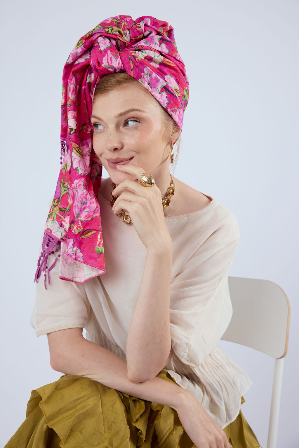 הדרא, קולקציית חגים, מטפחת חגיגית, בד פרחוני ורוד עם פרנז סגול