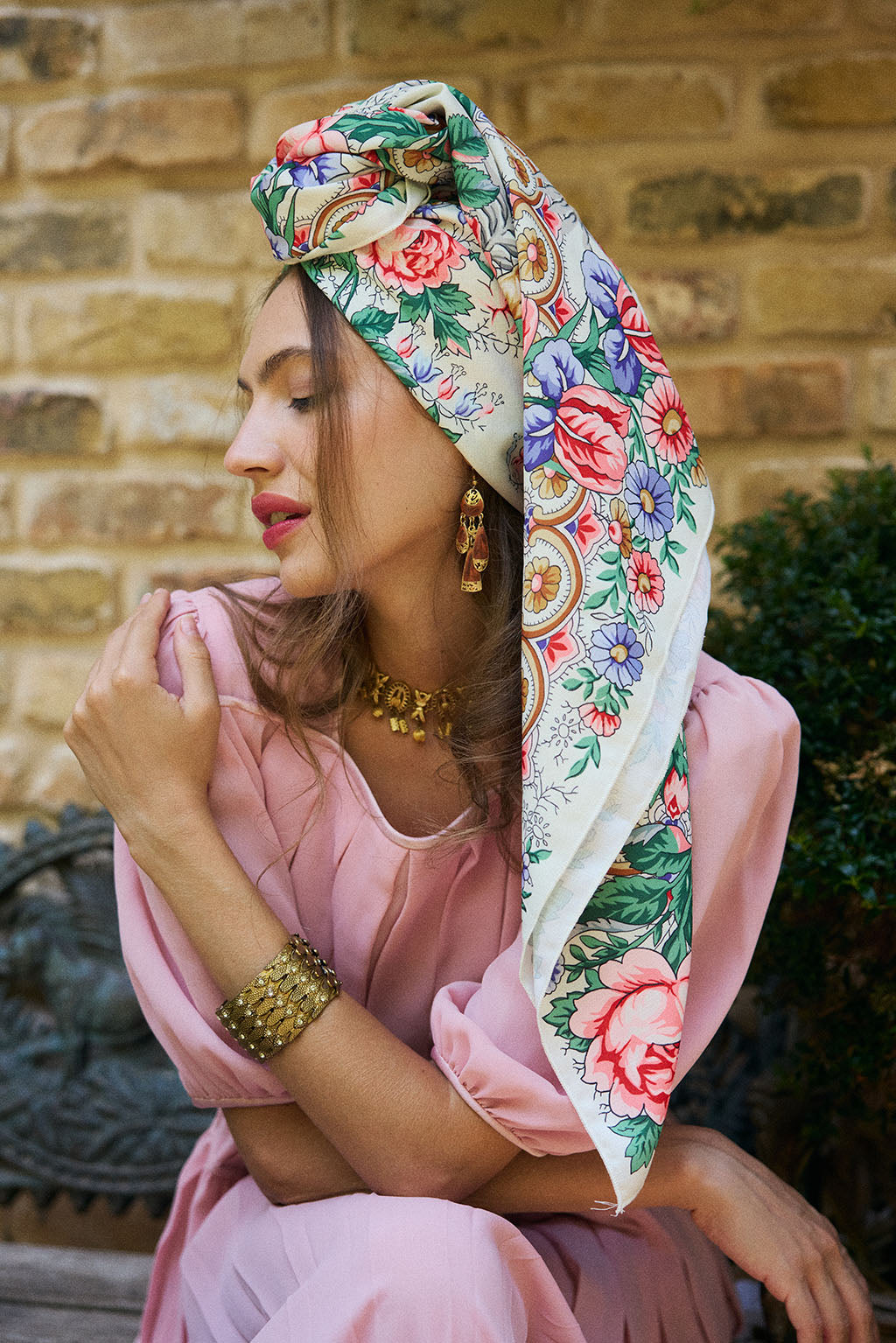 הדרא, קולקציית חגים, מטפחת מרובעת בהירה עם הדפס פרחוני, מרובעת לשבת, מרובעת חגיגית