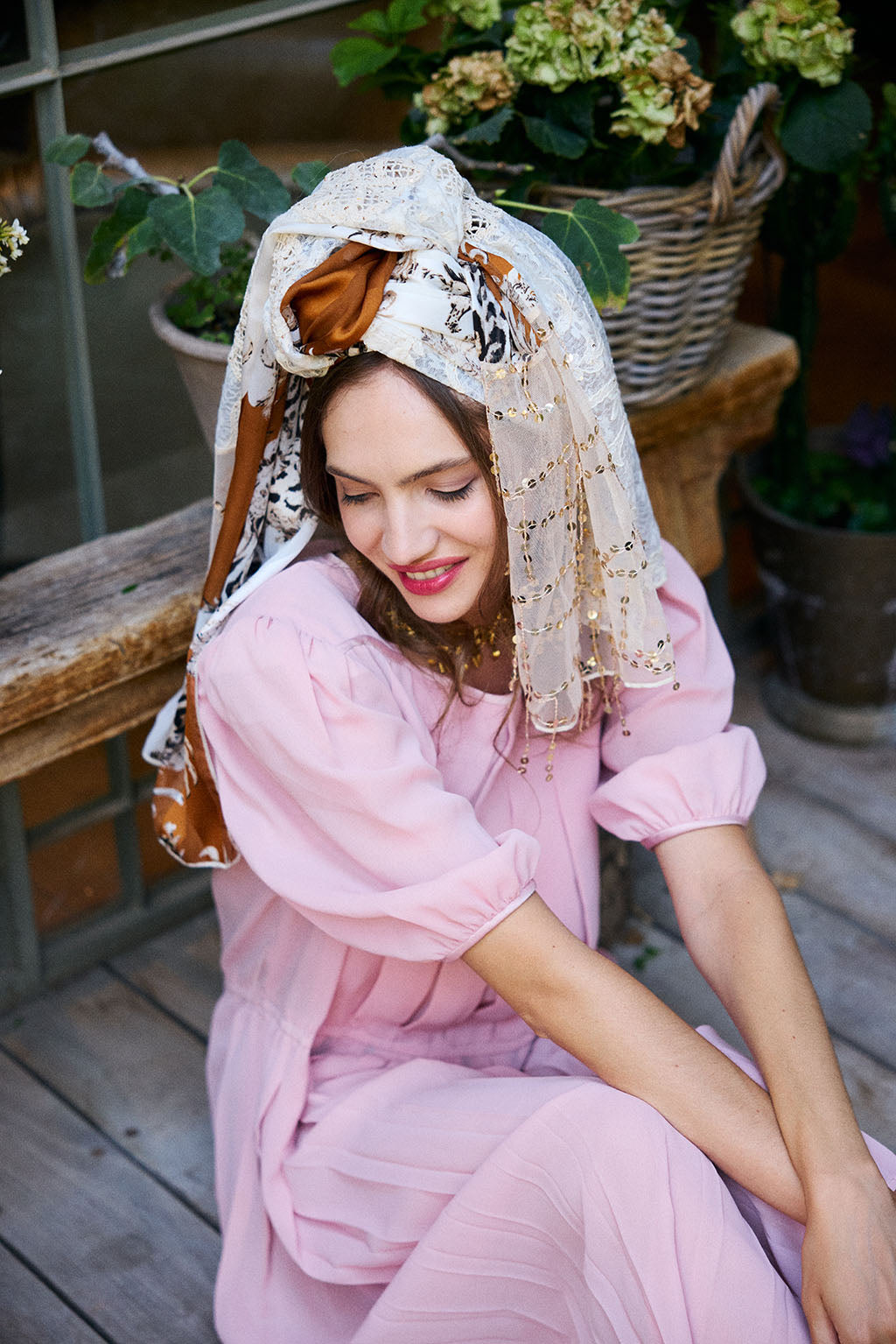 הדרא, קולקציית חגים, מטפחת חגיגית, בד מודפס בשילוב בד פייטים נופלים