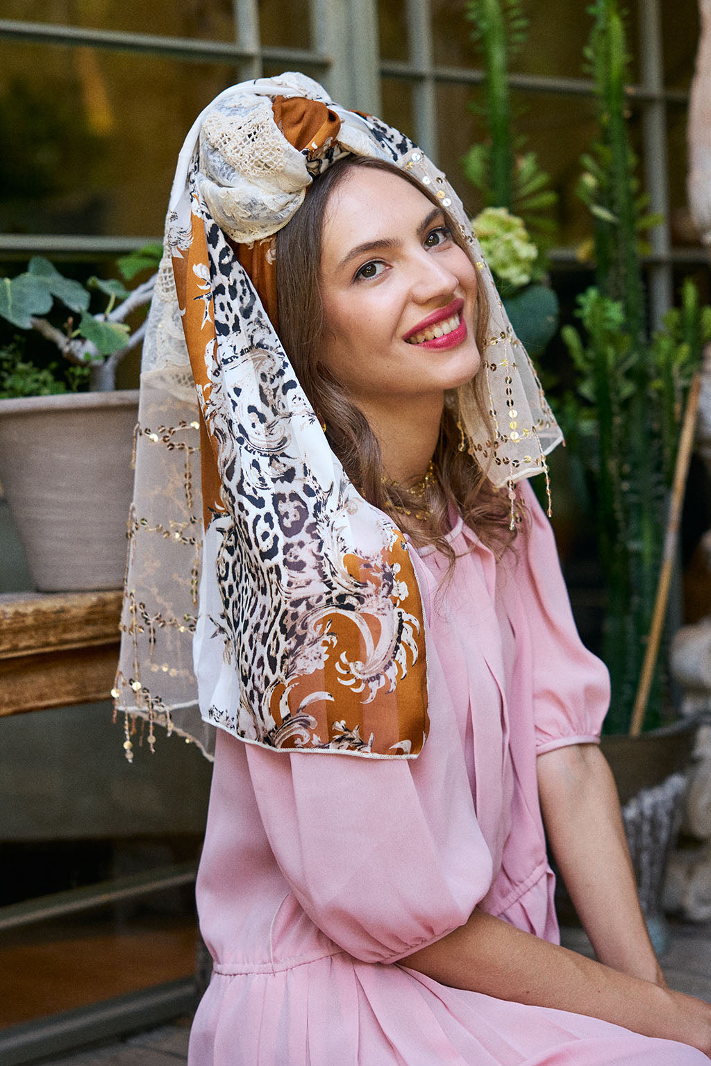 הדרא, קולקציית חגים, מטפחת חגיגית, בד מודפס בשילוב בד פייטים נופלים