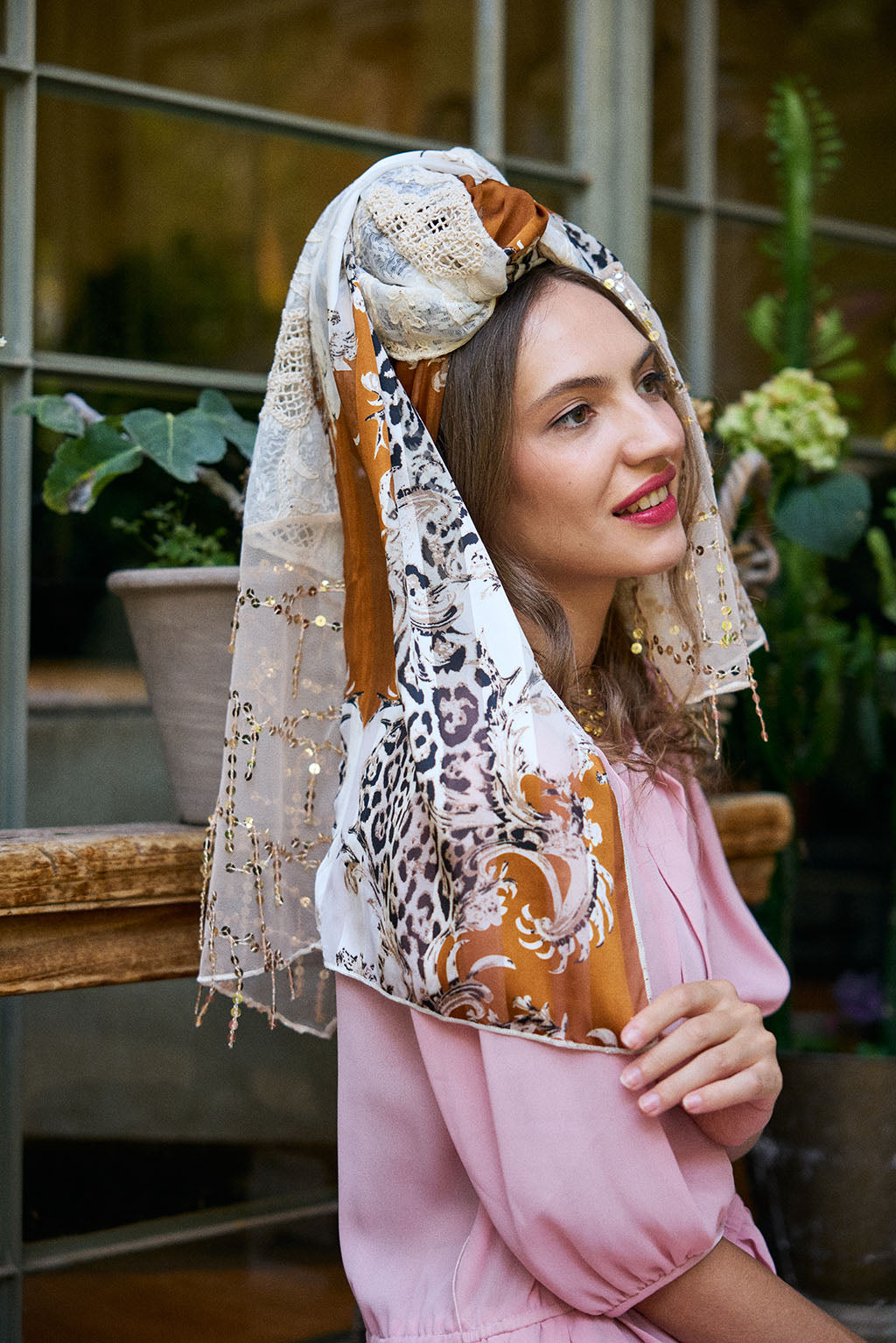 הדרא, קולקציית חגים, מטפחת חגיגית, בד מודפס בשילוב בד פייטים נופלים