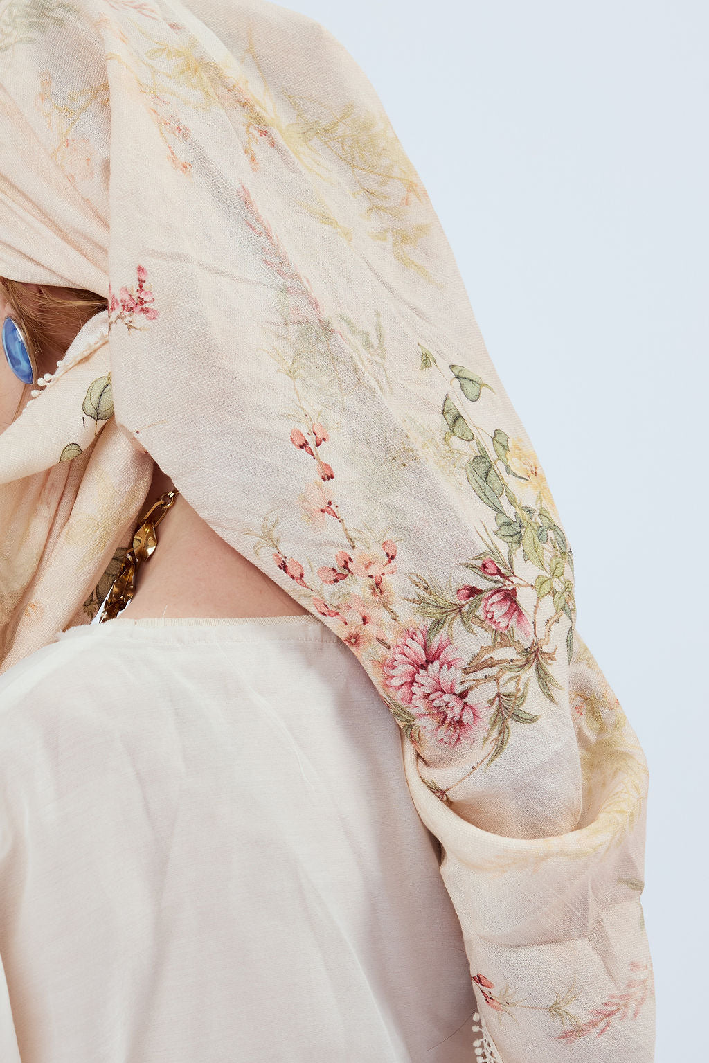 הדרא, קולקציית מטפחות חגים, בד הדפס פרחים עם פס קישוט, מושלשת חגיגית לארועים