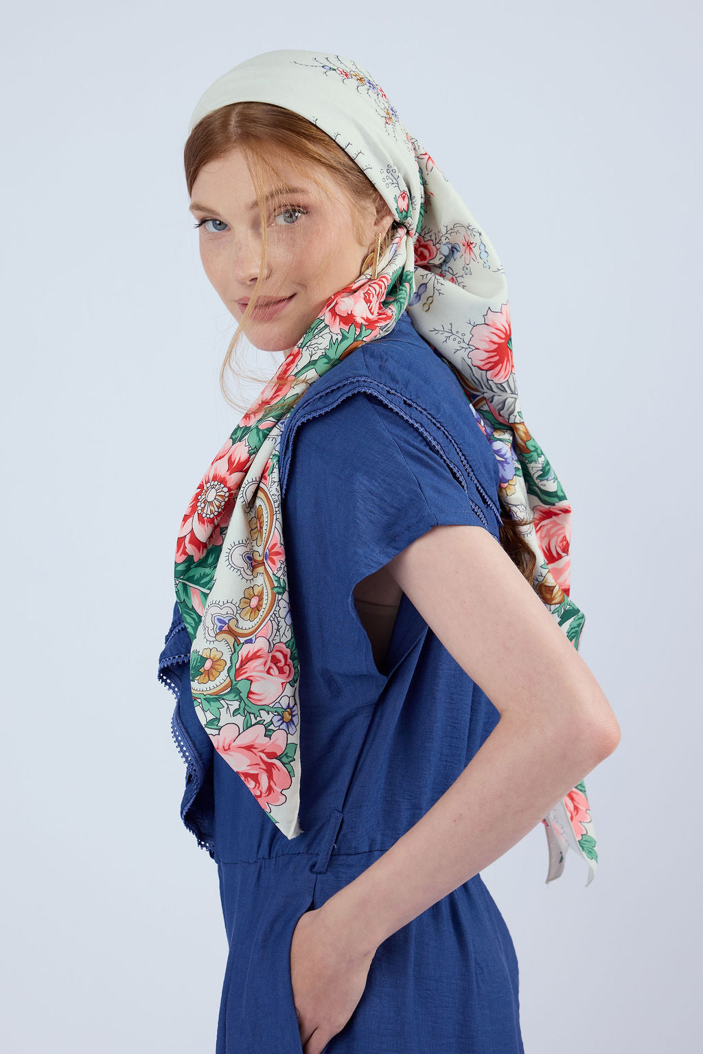 הדרא, קולקציית חגים, מטפחת מרובעת בהירה עם הדפס פרחוני, מרובעת לשבת, מרובעת חגיגית