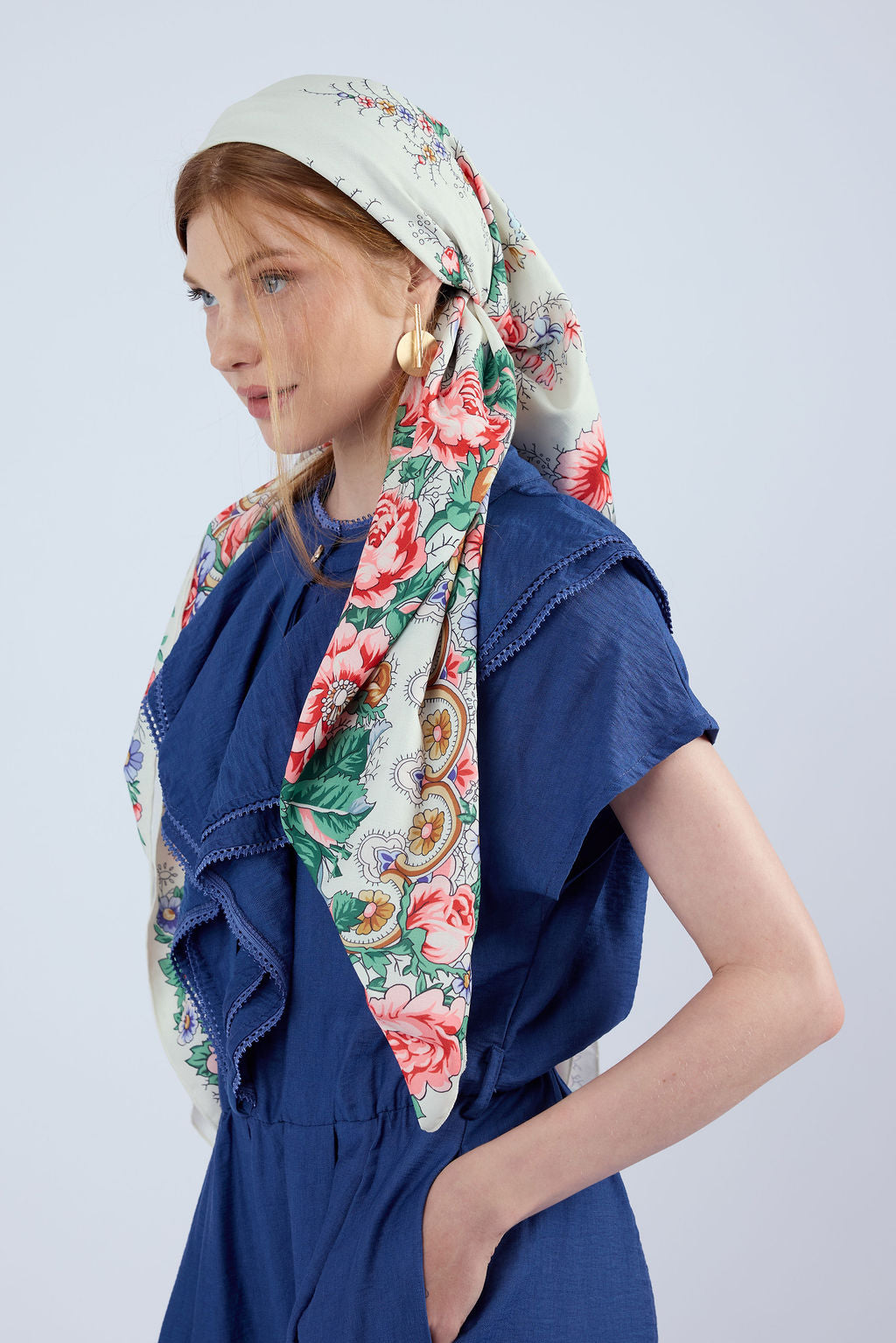 הדרא, קולקציית חגים, מטפחת מרובעת בהירה עם הדפס פרחוני, מרובעת לשבת, מרובעת חגיגית