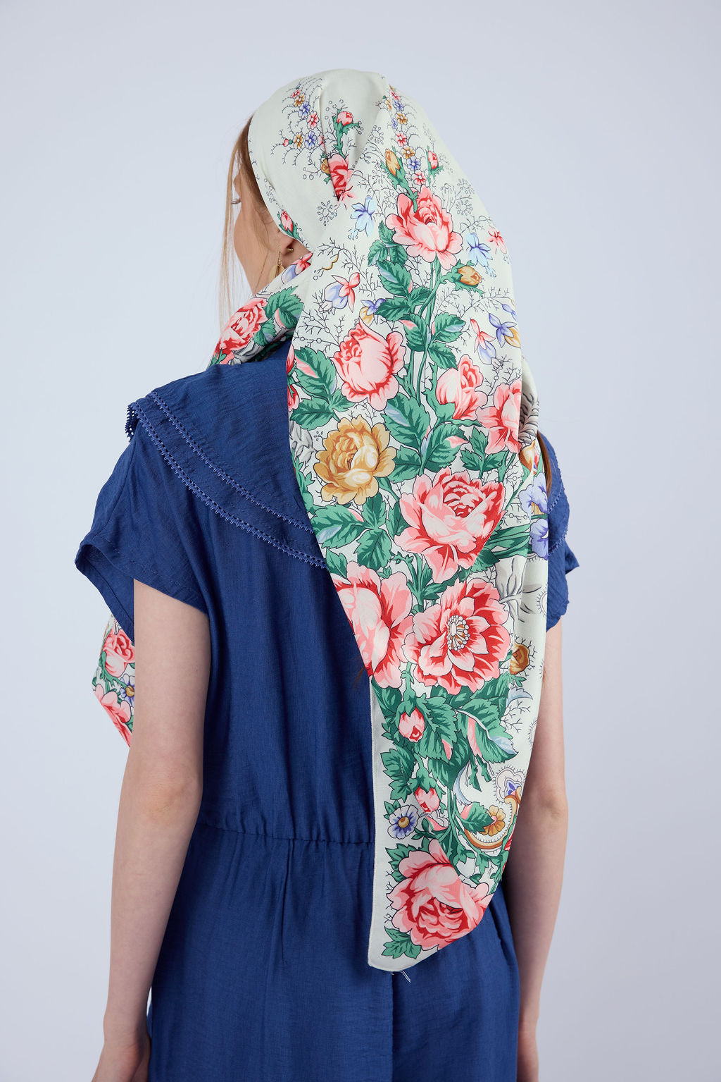 הדרא, קולקציית חגים, מטפחת מרובעת בהירה עם הדפס פרחוני, מרובעת לשבת, מרובעת חגיגית