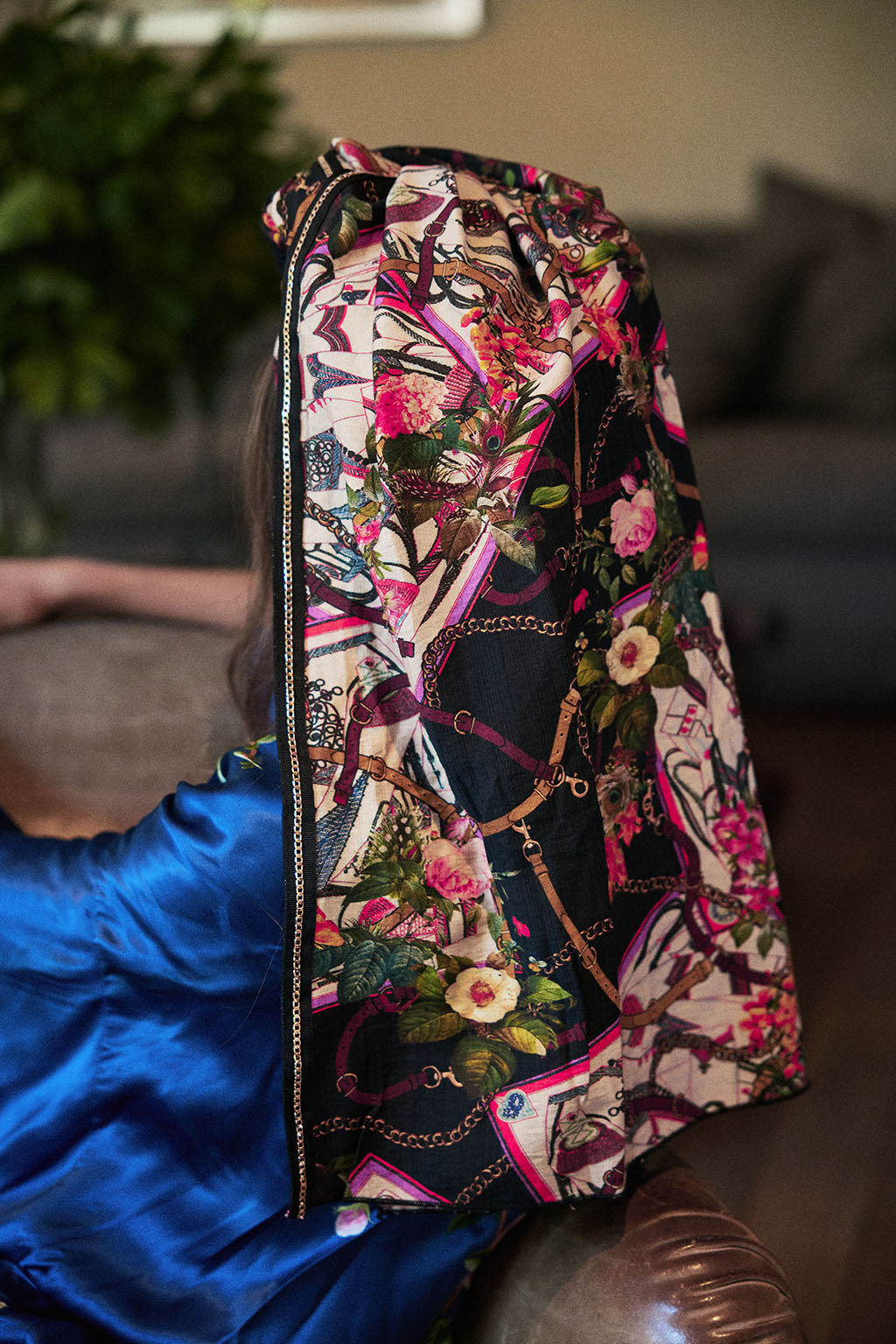 הדרא, קולקציית חגים, מטפחת בהדפס  צבעוני עם פס קישוט, מטפחת יומיומית