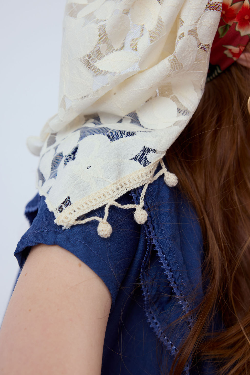 הדרא, קולקציית מטפחות חגים, שילוב בדי הדפסים ובד ריקמה בהיר, מטפות יומיומית, מטפחת לארועים, תקריב