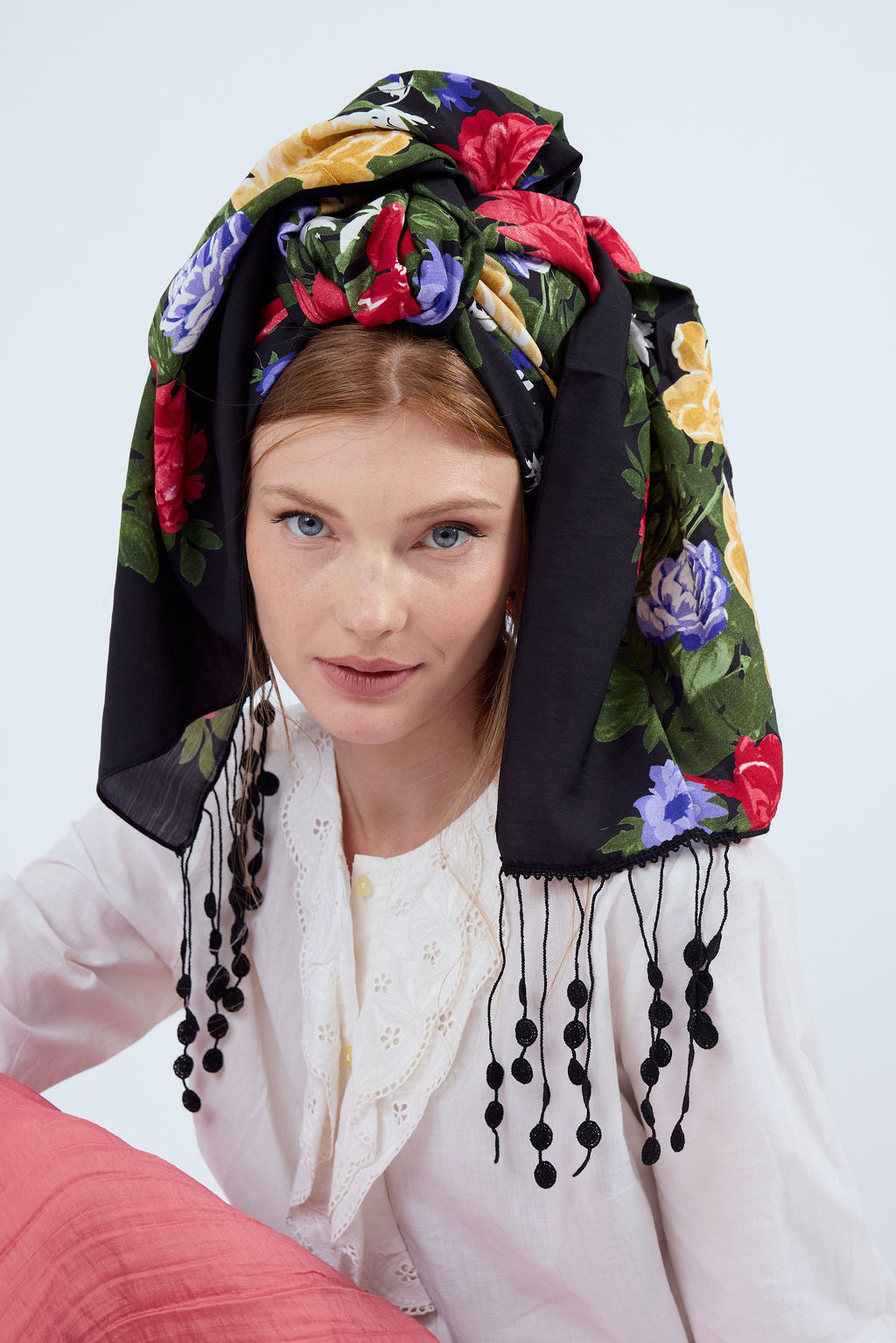 הדרא, קולקציית חגים, מטפחת שחורה עם הדפס פרחוני עם פרנזים, מטפחת חגיגית, מטפחת לארוע