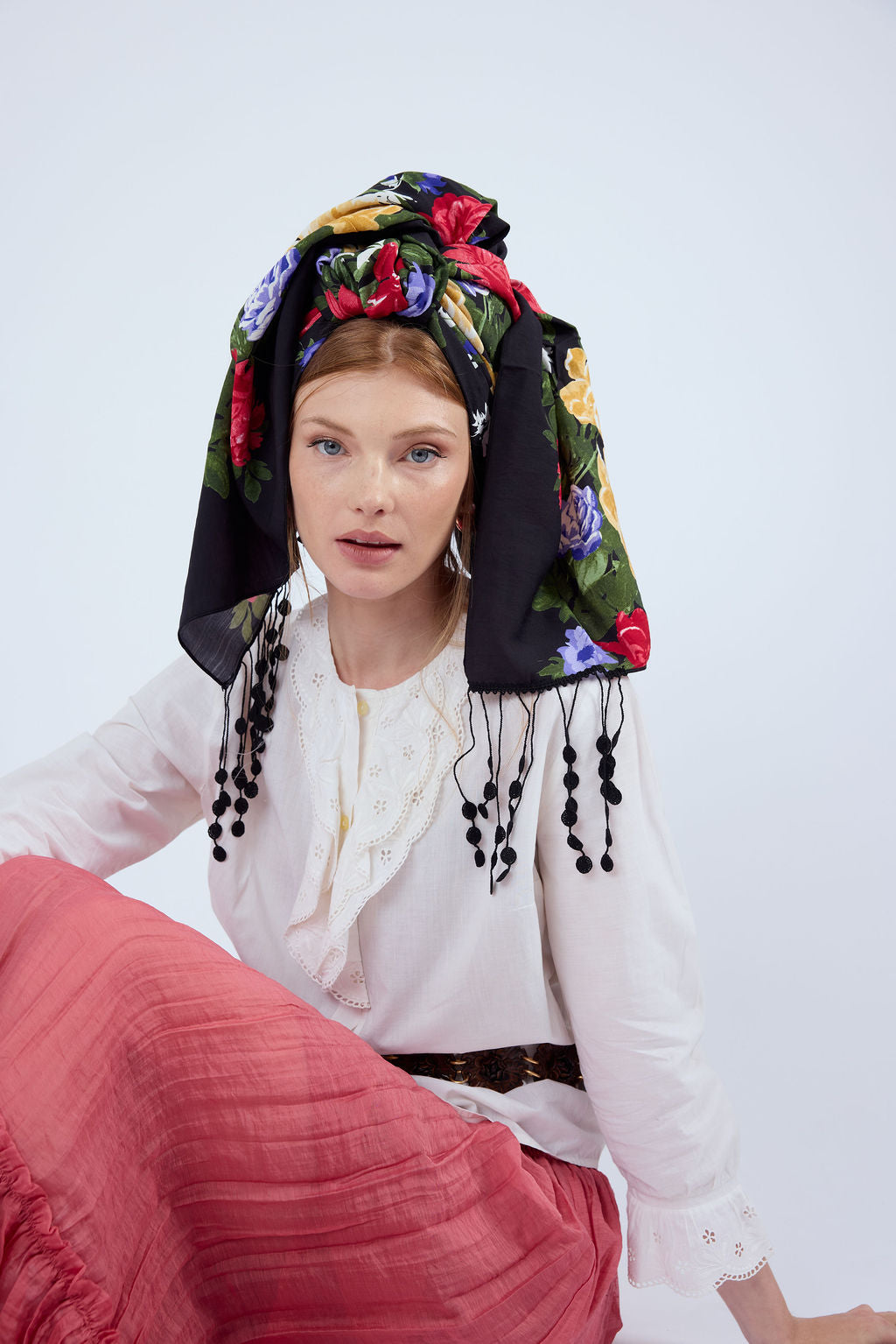 הדרא, קולקציית חגים, מטפחת שחורה עם הדפס פרחוני עם פרנזים, מטפחת חגיגית, מטפחת לארוע