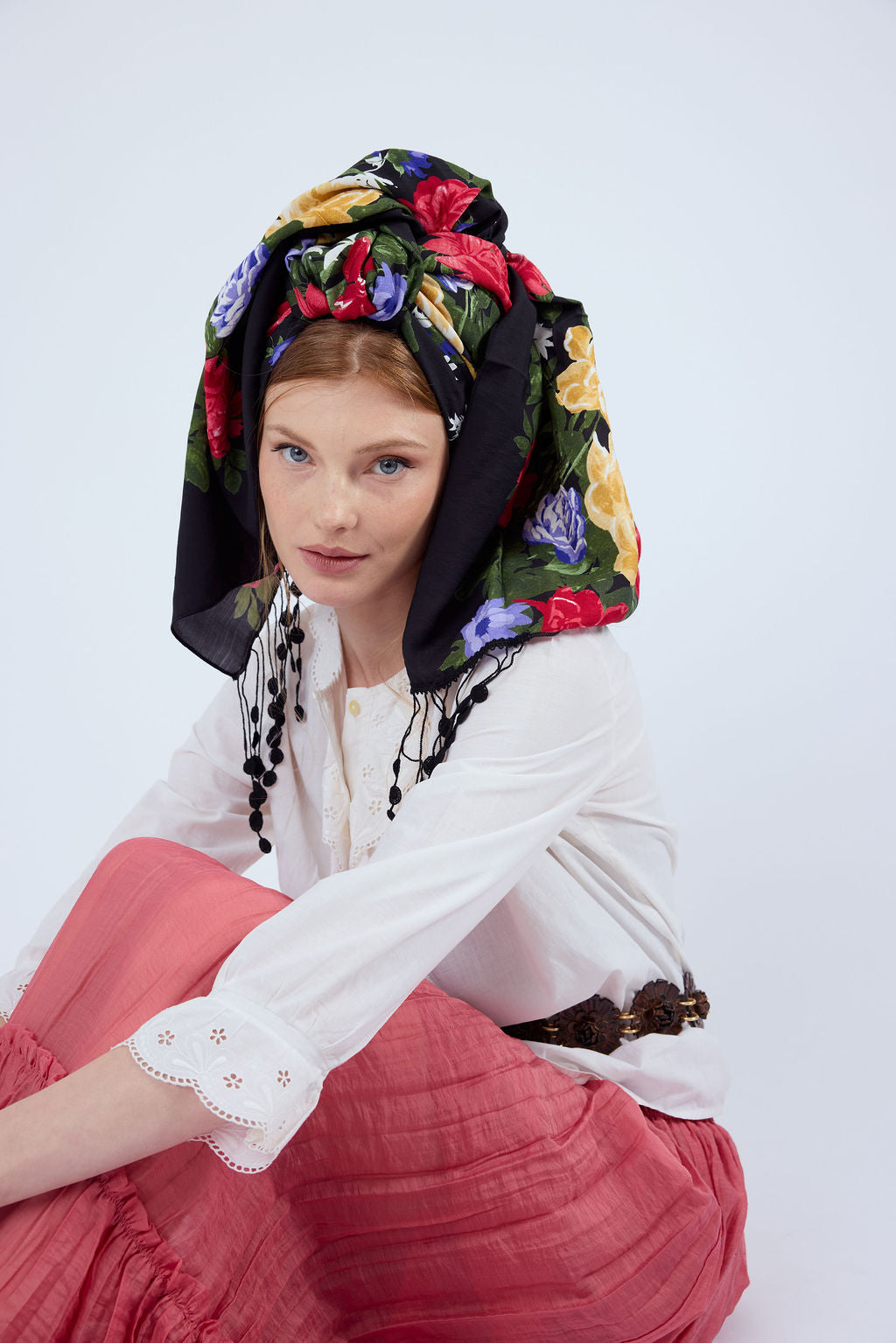 הדרא, קולקציית חגים, מטפחת שחורה עם הדפס פרחוני עם פרנזים, מטפחת חגיגית, מטפחת לארוע