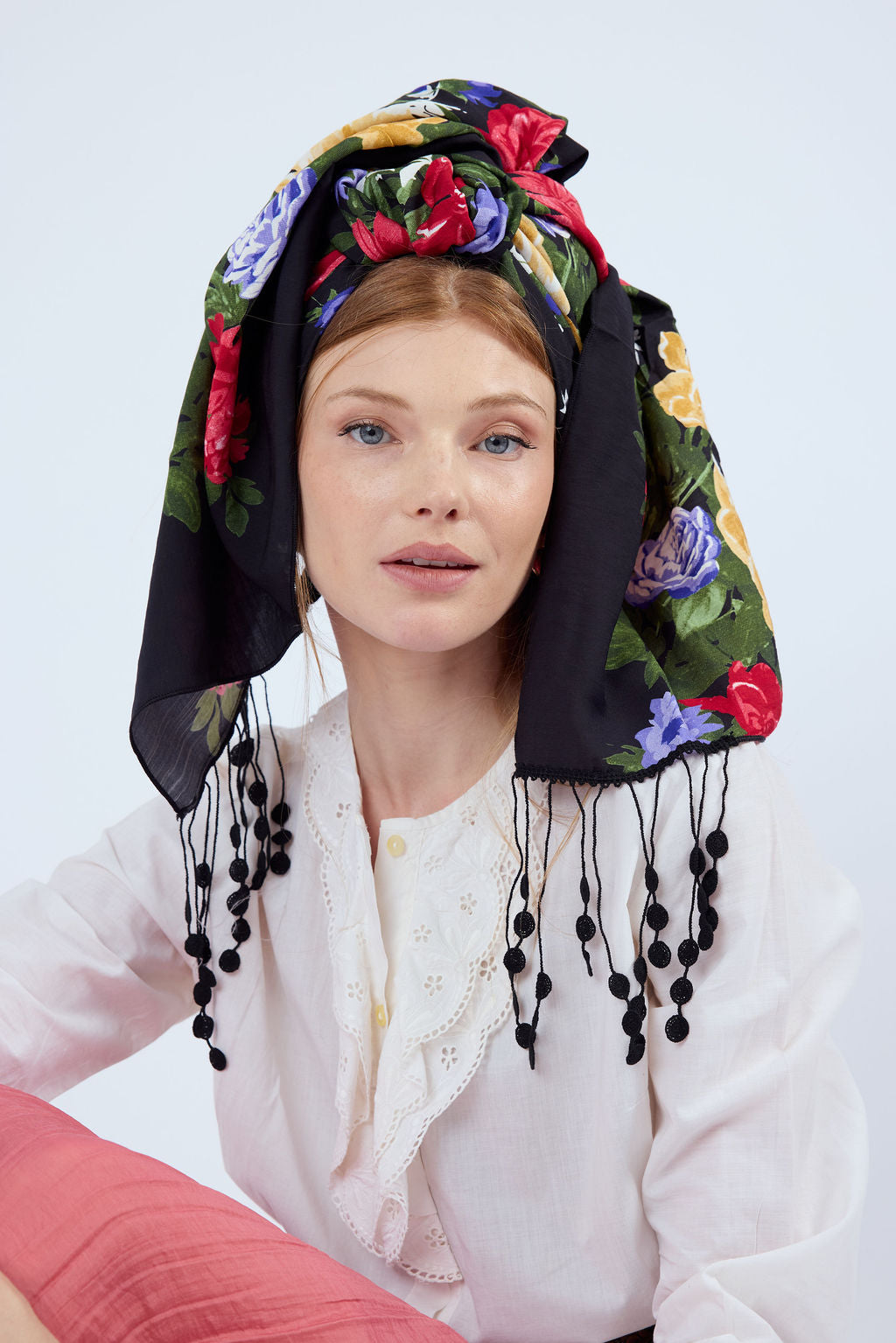 הדרא, קולקציית חגים, מטפחת שחורה עם הדפס פרחוני עם פרנזים, מטפחת חגיגית, מטפחת לארוע