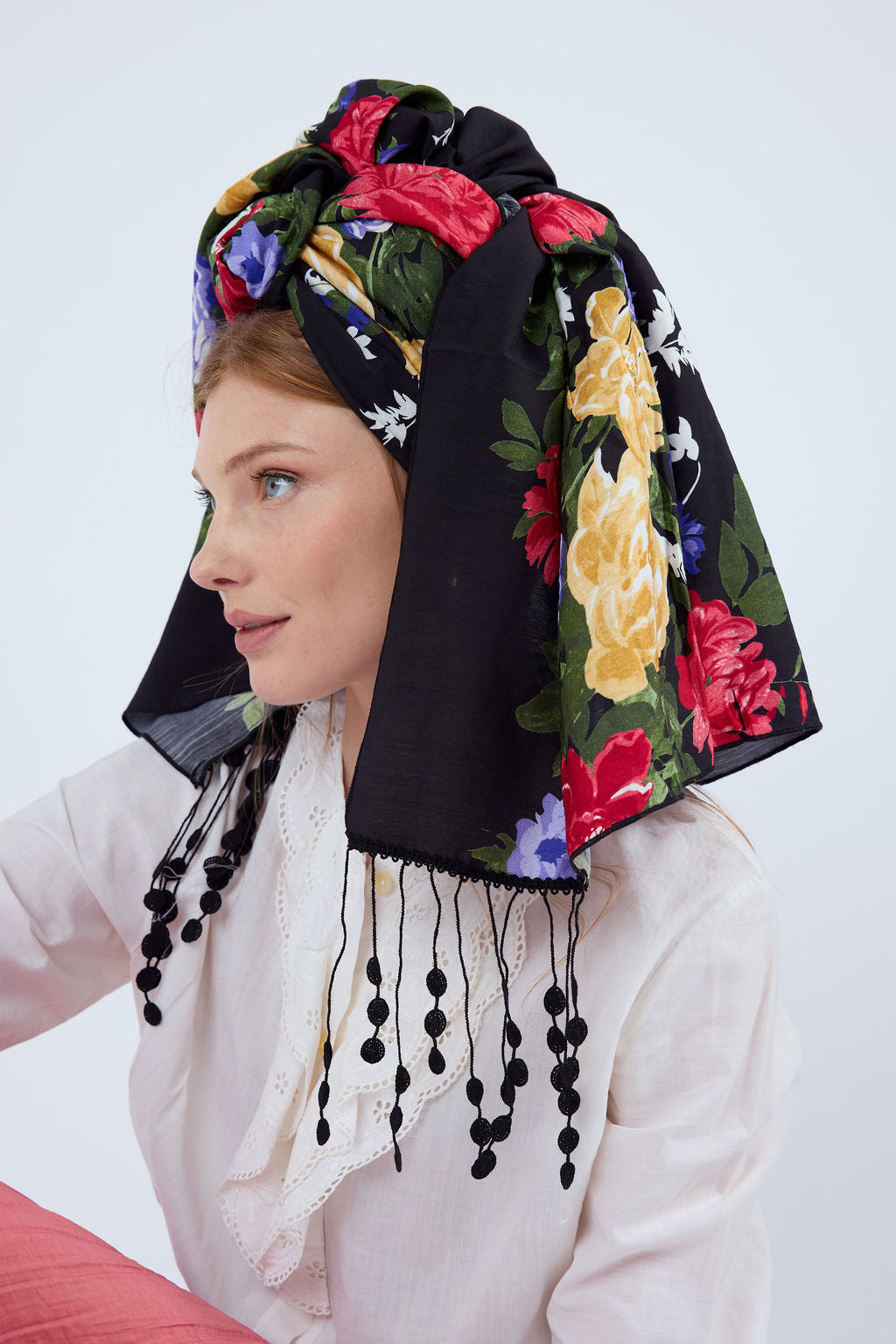 הדרא, קולקציית חגים, מטפחת שחורה עם הדפס פרחוני עם פרנזים, מטפחת חגיגית, מטפחת לארוע