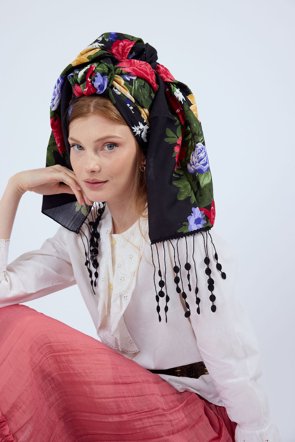 הדרא, קולקציית חגים, מטפחת שחורה עם הדפס פרחוני עם פרנזים, מטפחת חגיגית, מטפחת לארוע