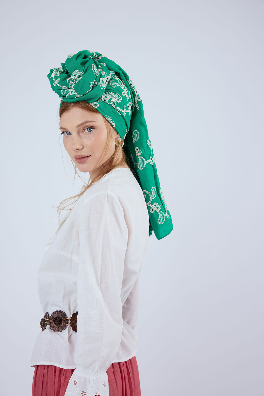 הדרא, קולקציית חגים, מטפחת ירוקה עם ריקמה בהירה, מטפחת חגיגית