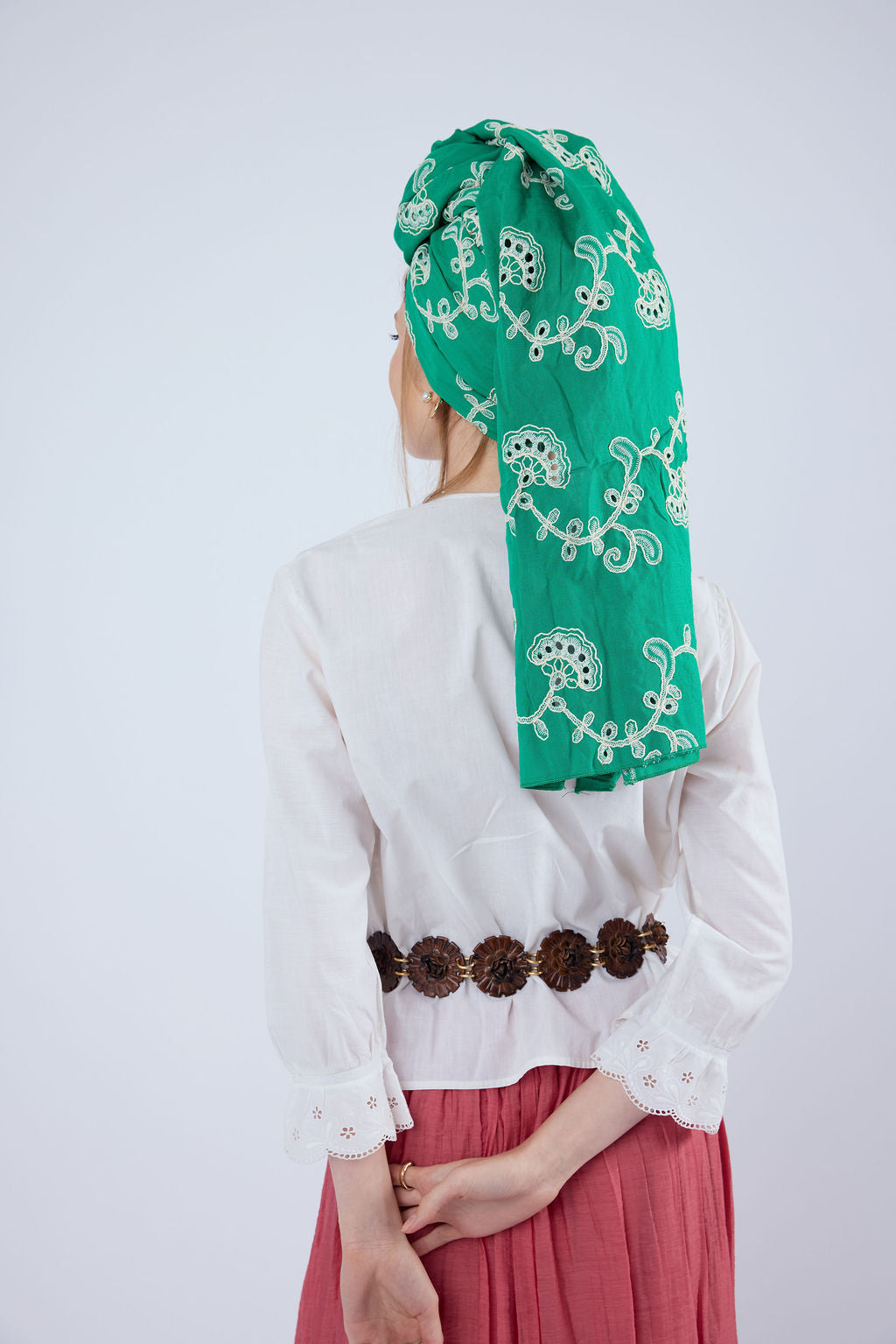 הדרא, קולקציית חגים, מטפחת ירוקה עם ריקמה בהירה, מטפחת חגיגית