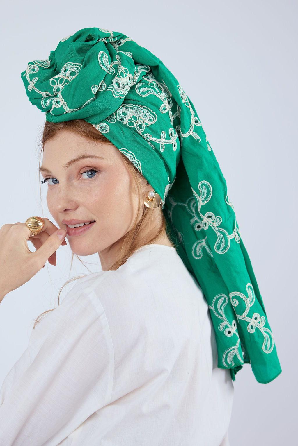 הדרא, קולקציית חגים, מטפחת ירוקה עם ריקמה בהירה, מטפחת חגיגית