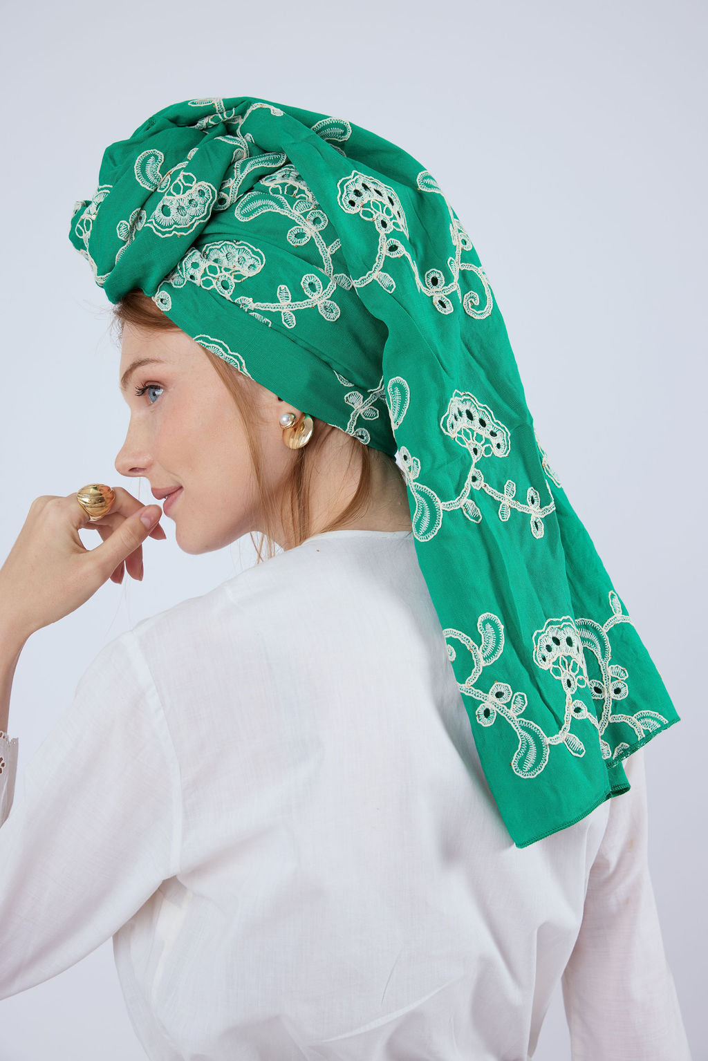 הדרא, קולקציית חגים, מטפחת ירוקה עם ריקמה בהירה, מטפחת חגיגית