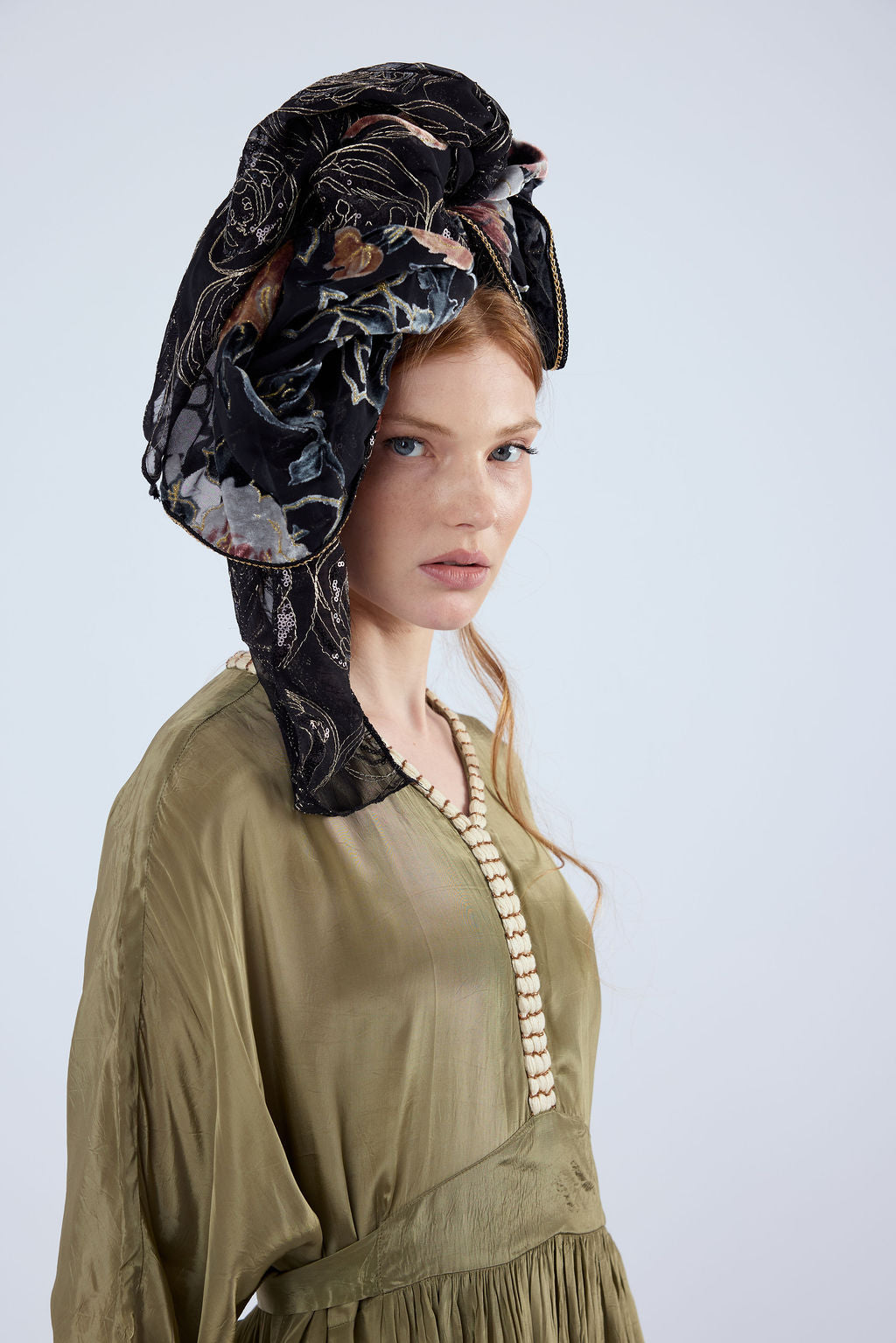 הדרא, קולקציית חגים, מטפחת לארועים, מטפחץ שילוב קטיפה צרובה פרחונית ובד פייטים נופלים