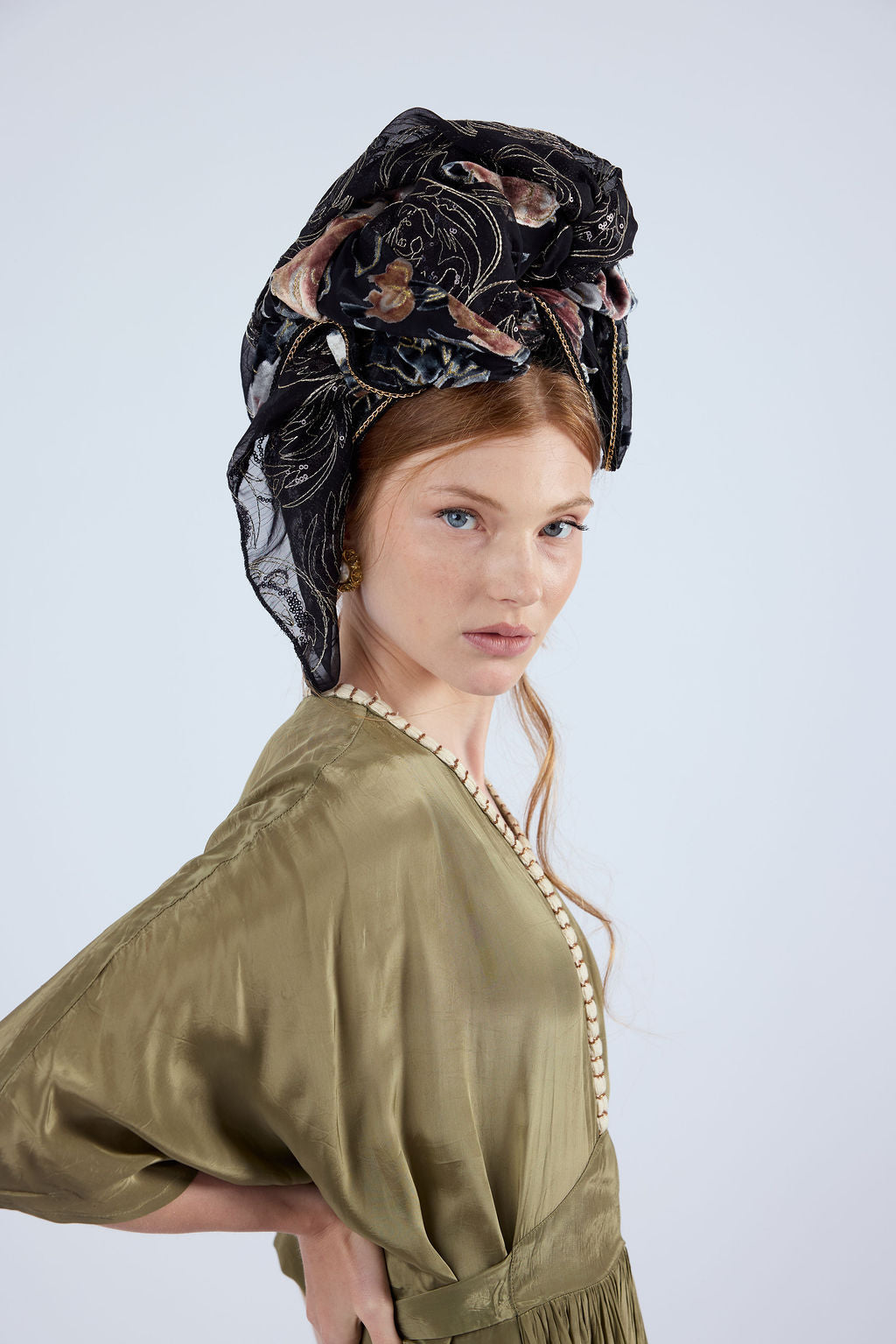 הדרא, קולקציית חגים, מטפחת לארועים, מטפחץ שילוב קטיפה צרובה פרחונית ובד פייטים נופלים