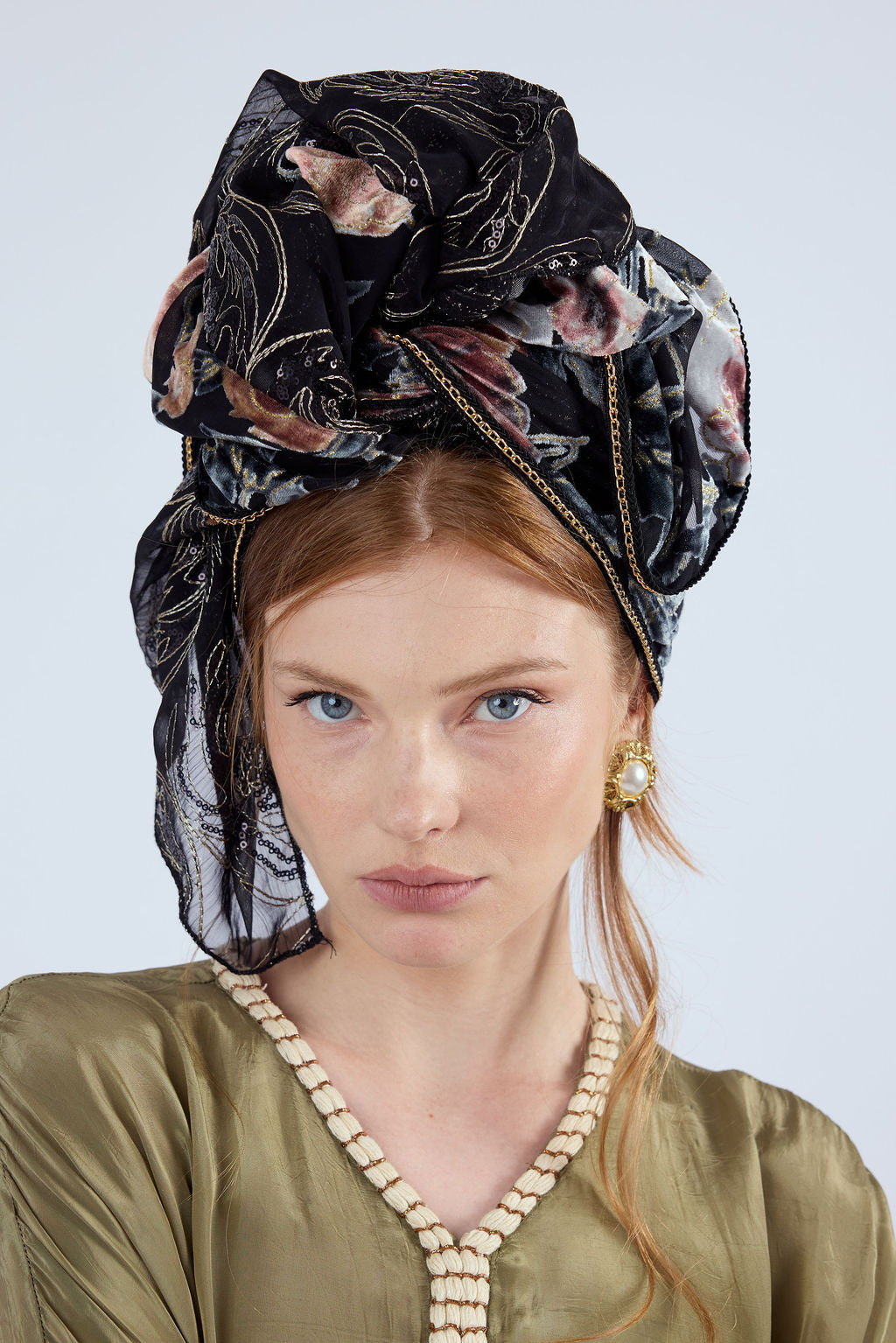 הדרא, קולקציית חגים, מטפחת לארועים, מטפחץ שילוב קטיפה צרובה פרחונית ובד פייטים נופלים