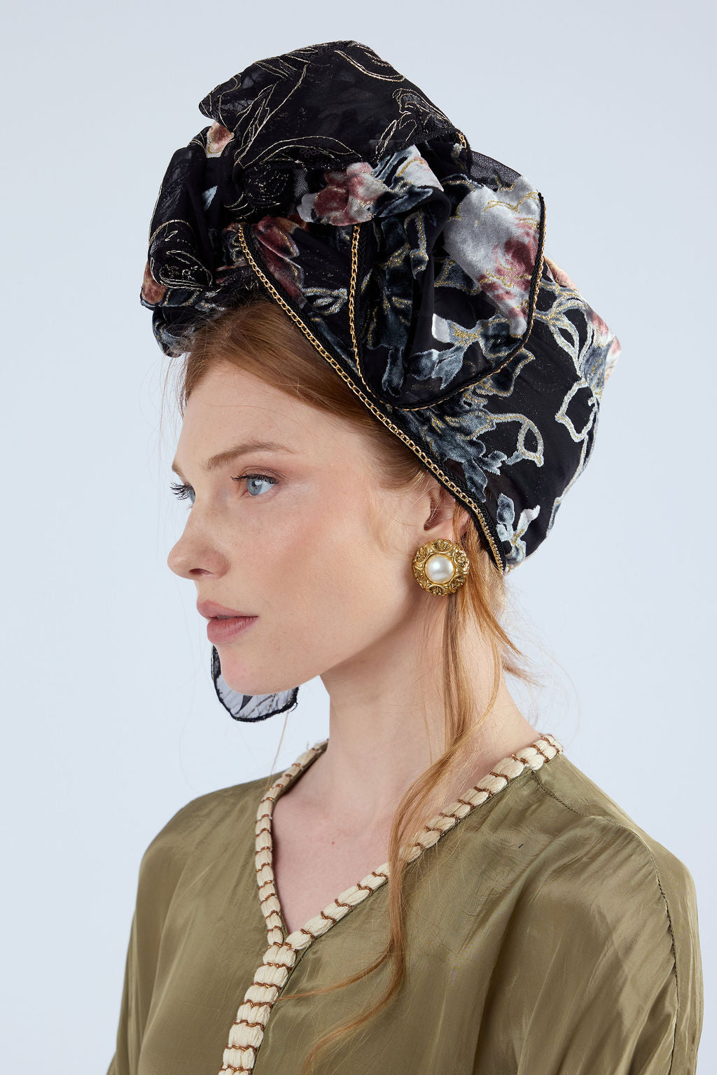 הדרא, קולקציית חגים, מטפחת לארועים, מטפחץ שילוב קטיפה צרובה פרחונית ובד פייטים נופלים