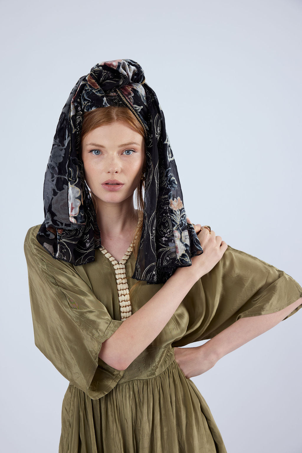 הדרא, קולקציית חגים, מטפחת לארועים, מטפחץ שילוב קטיפה צרובה פרחונית ובד פייטים נופלים