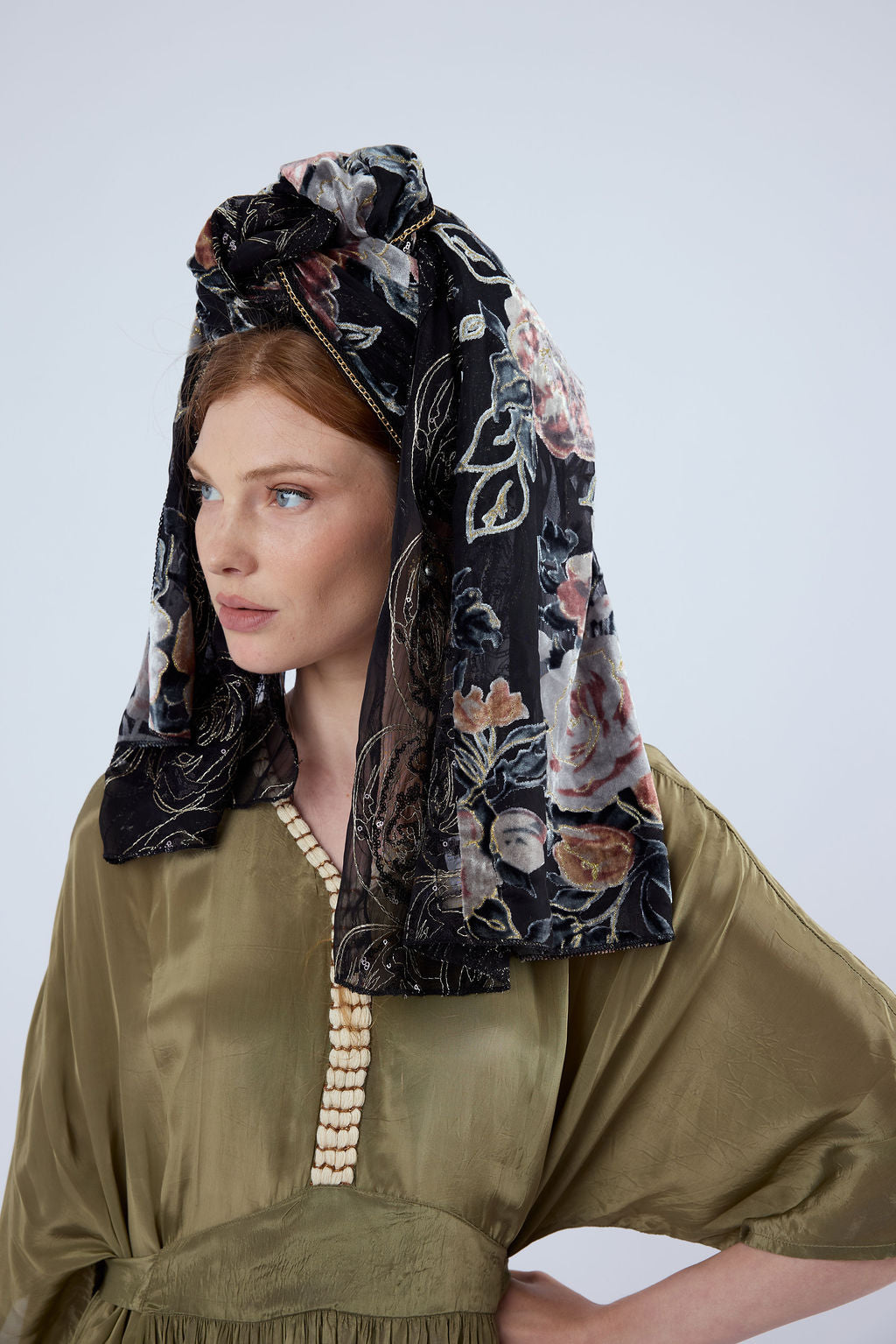 הדרא, קולקציית חגים, מטפחת לארועים, מטפחץ שילוב קטיפה צרובה פרחונית ובד פייטים נופלים