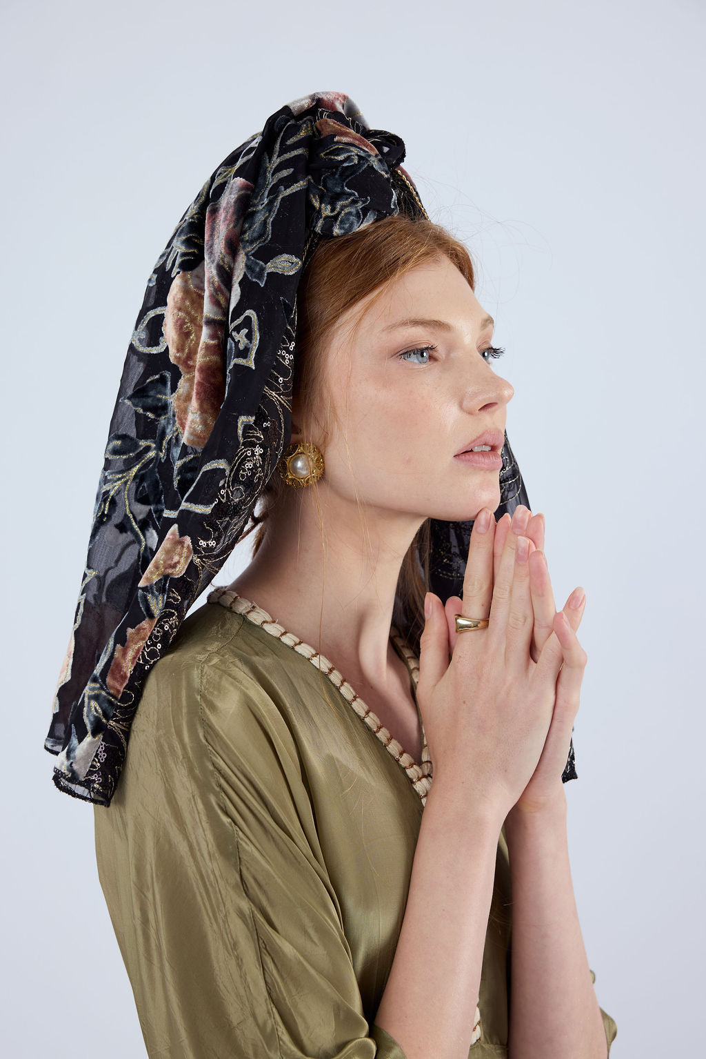 הדרא, קולקציית חגים, מטפחת לארועים, מטפחץ שילוב קטיפה צרובה פרחונית ובד פייטים נופלים