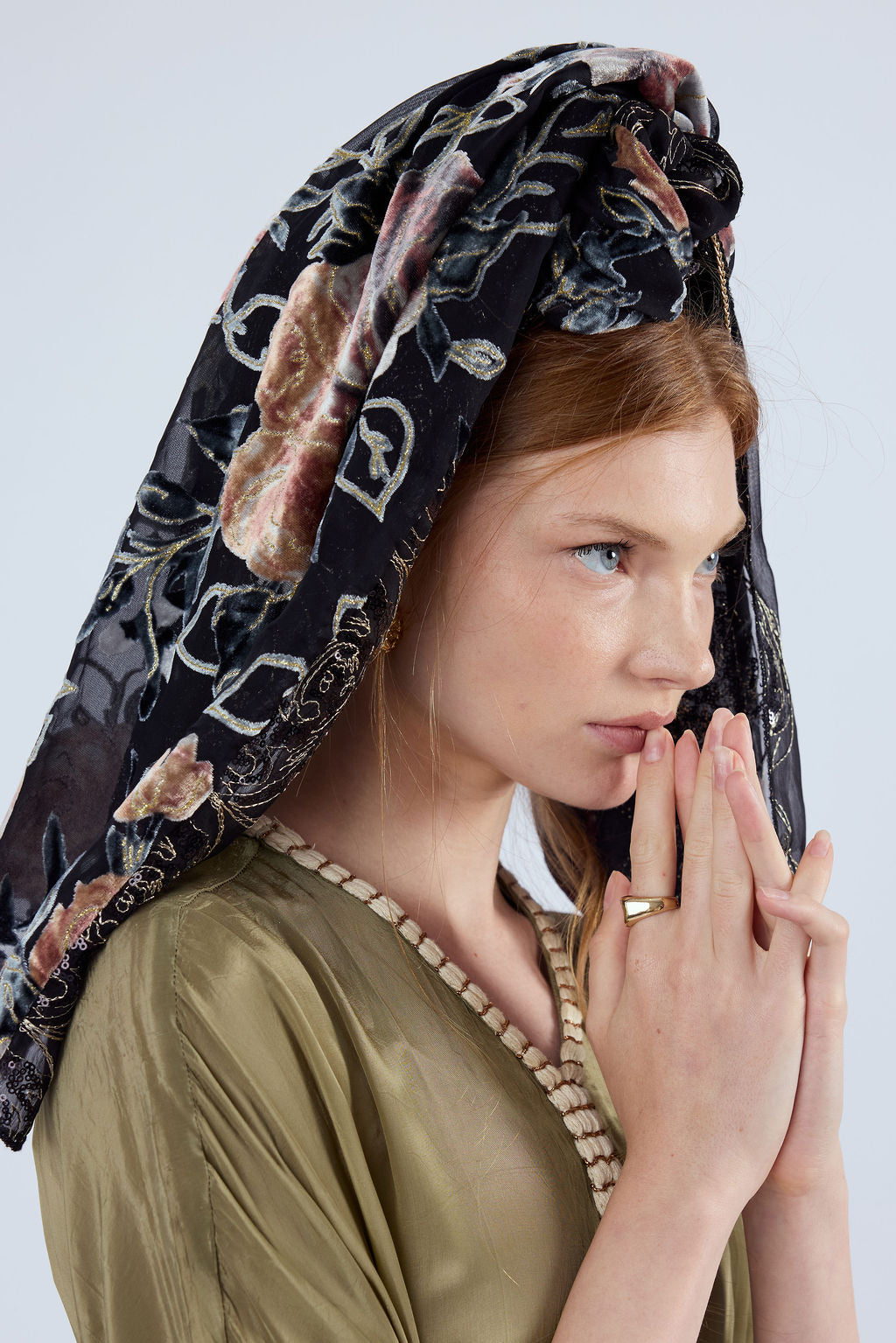 הדרא, קולקציית חגים, מטפחת לארועים, מטפחץ שילוב קטיפה צרובה פרחונית ובד פייטים נופלים