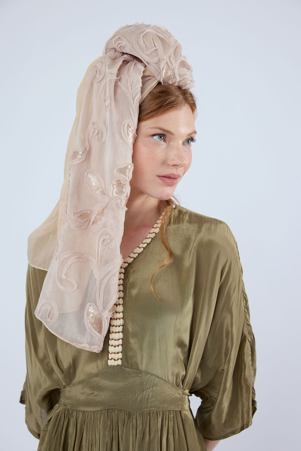 הדרא, קולקציית חגים, מטפחת ורודה עם פייטים. מטפחת חגיגית, מטפחת לארועים