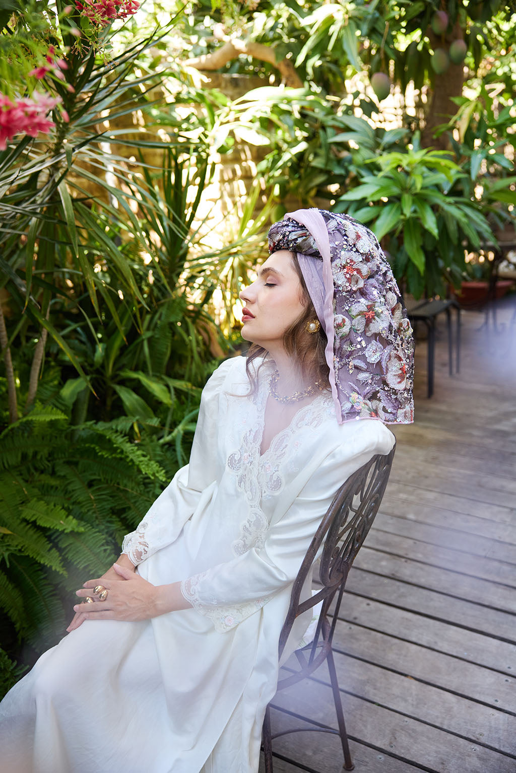 הדרא, קולקציית מטפחות חגים, מטפחת ריקמה פרחונית עם בד סגול תואם