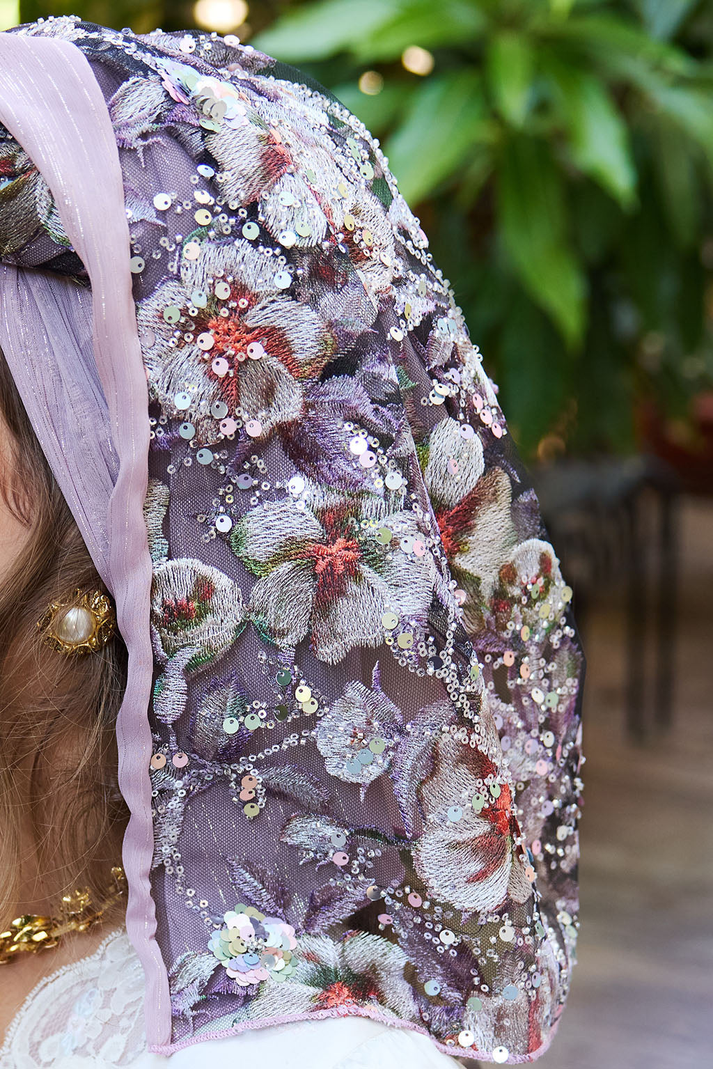 הדרא, קולקציית מטפחות חגים,  מטפחת ריקמה פרחונית עם בד סגול תואם