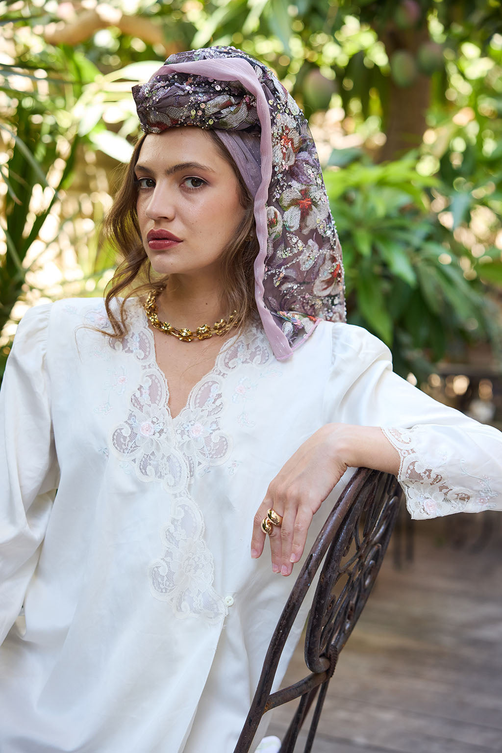 הדרא, קולקציית מטפחות חגים,  מטפחת ריקמה פרחונית עם בד סגול תואם