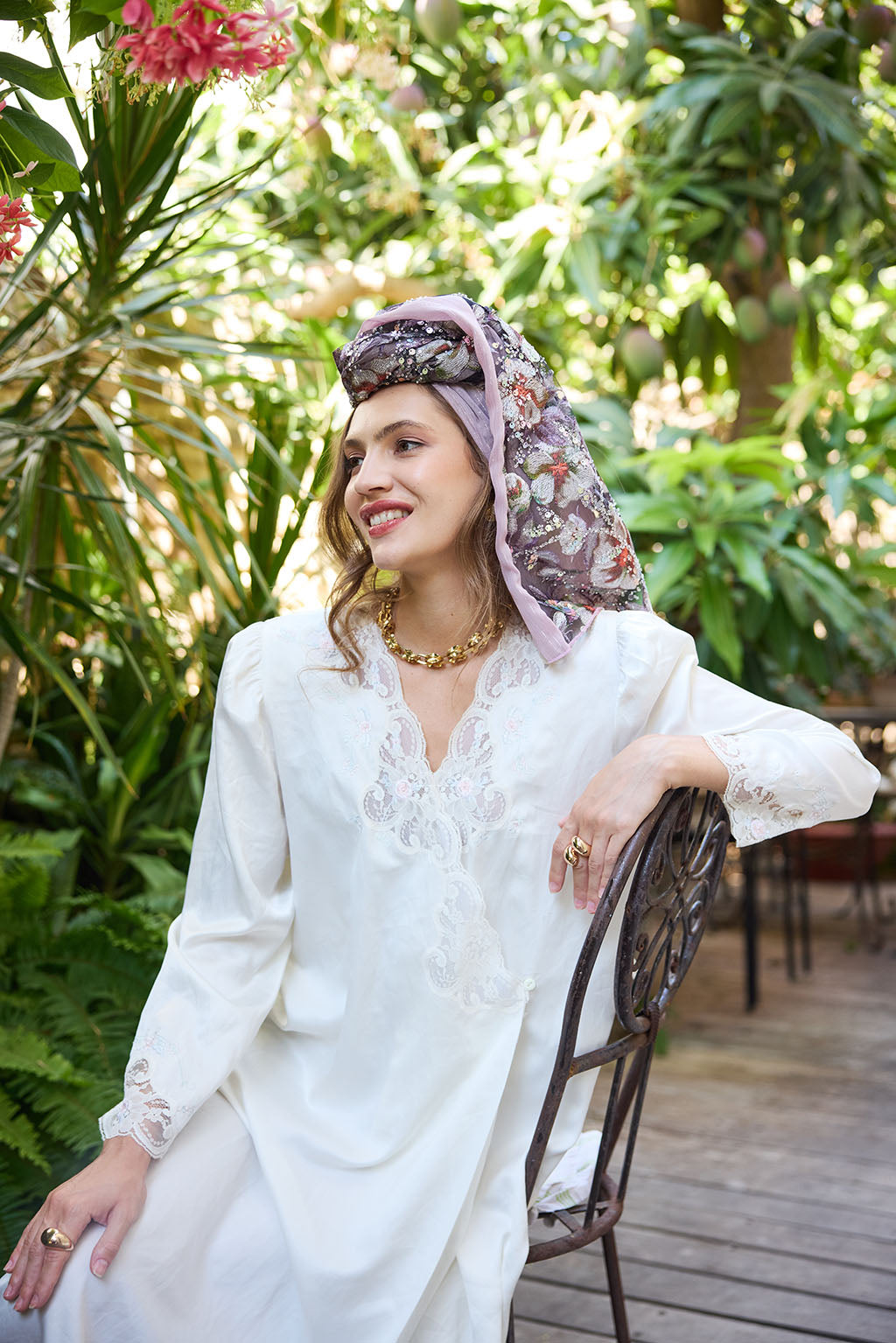 הדרא, קולקציית מטפחות חגים, מטפחת ריקמה פרחונית עם בד סגול תואם