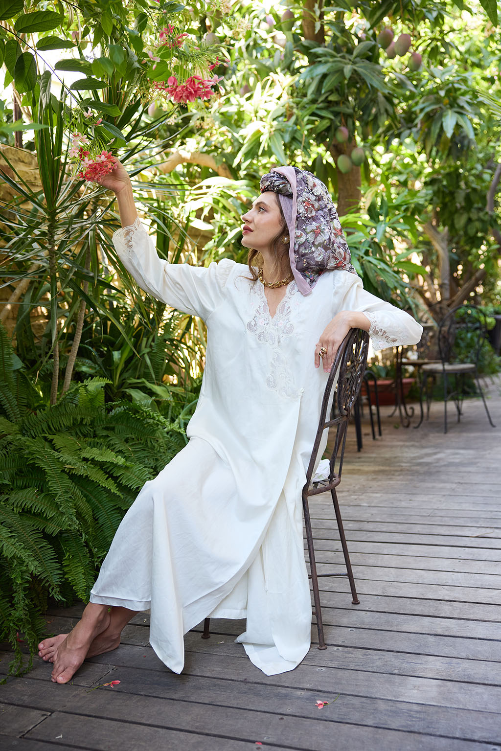 הדרא, קולקציית מטפחות חגים, מטפחת ריקמה פרחונית עם בד סגול תואם