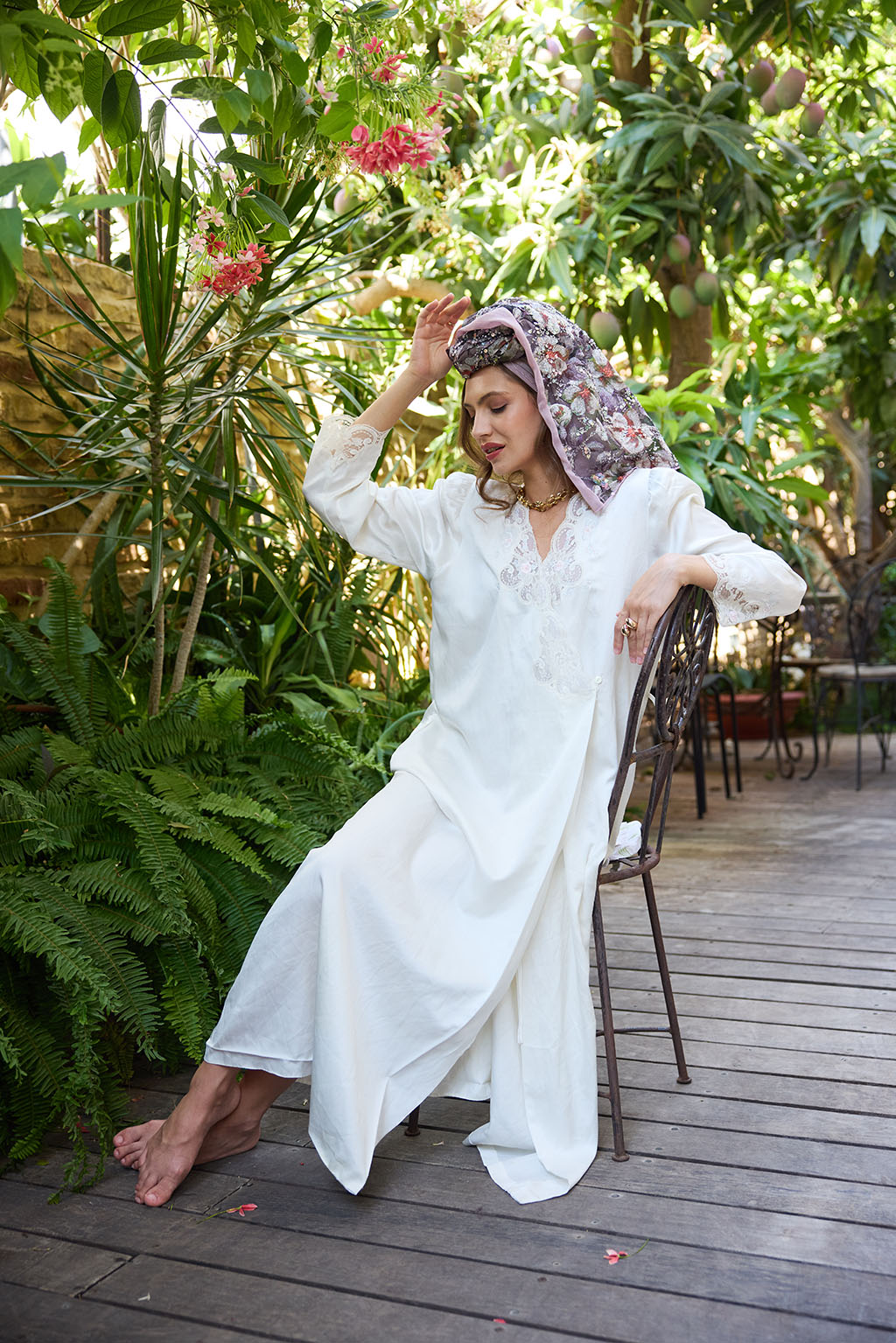 הדרא, קולקציית מטפחות חגים, מטפחת ריקמה פרחונית עם בד סגול תואם