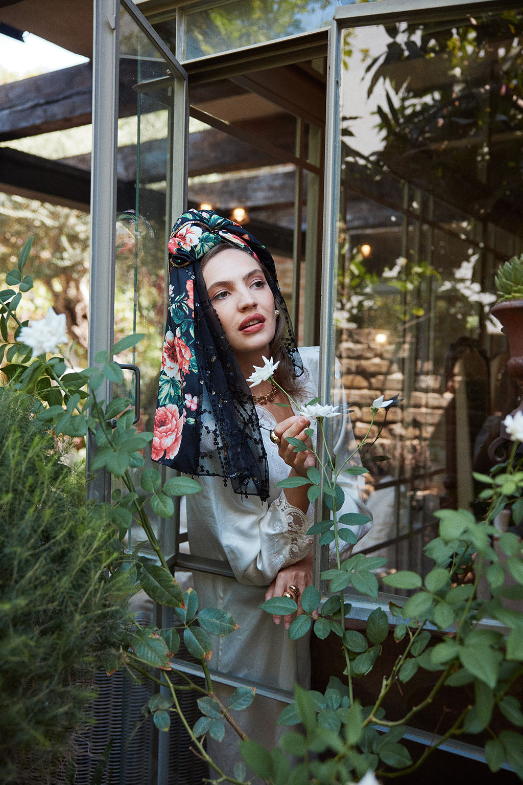 הדרא, קולקיית חגים, מטפחת פרחונית בשילוב בד פייטים