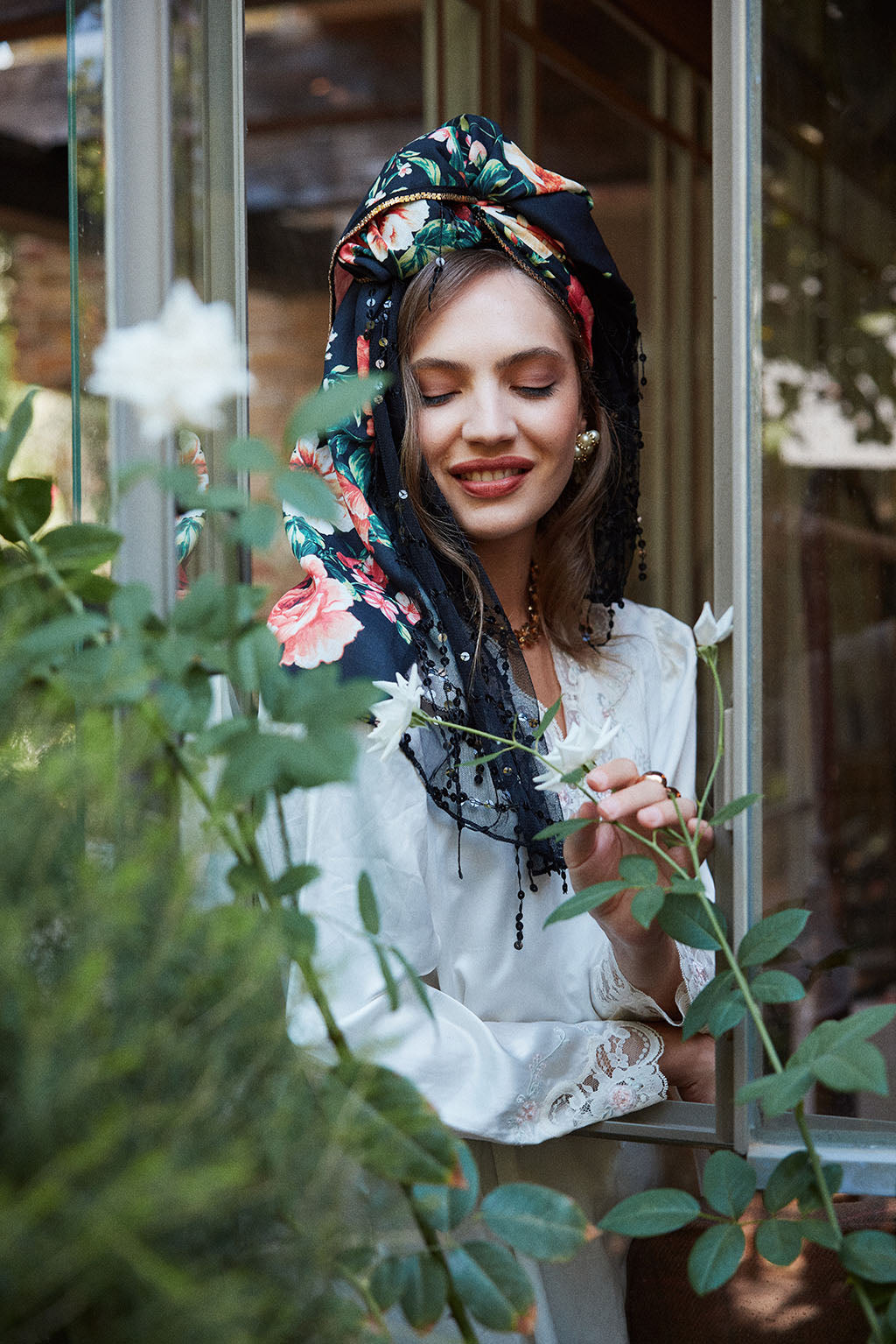 הדרא, קולקיית חגים, מטפחת פרחונית בשילוב בד פייטים