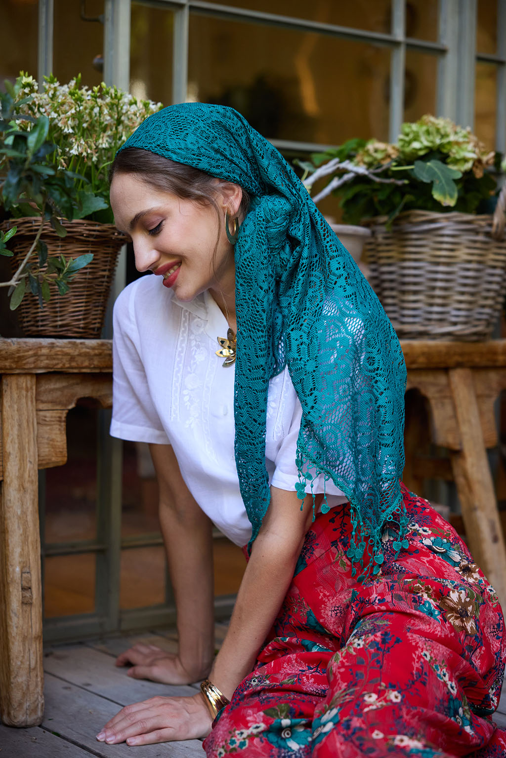 הדרא, קולקציית מטפחות חגים, מטפחת משולשת בצבע טורקיז בשילוב פרנז לבבות עדין, מטפחת משולשת לארוע