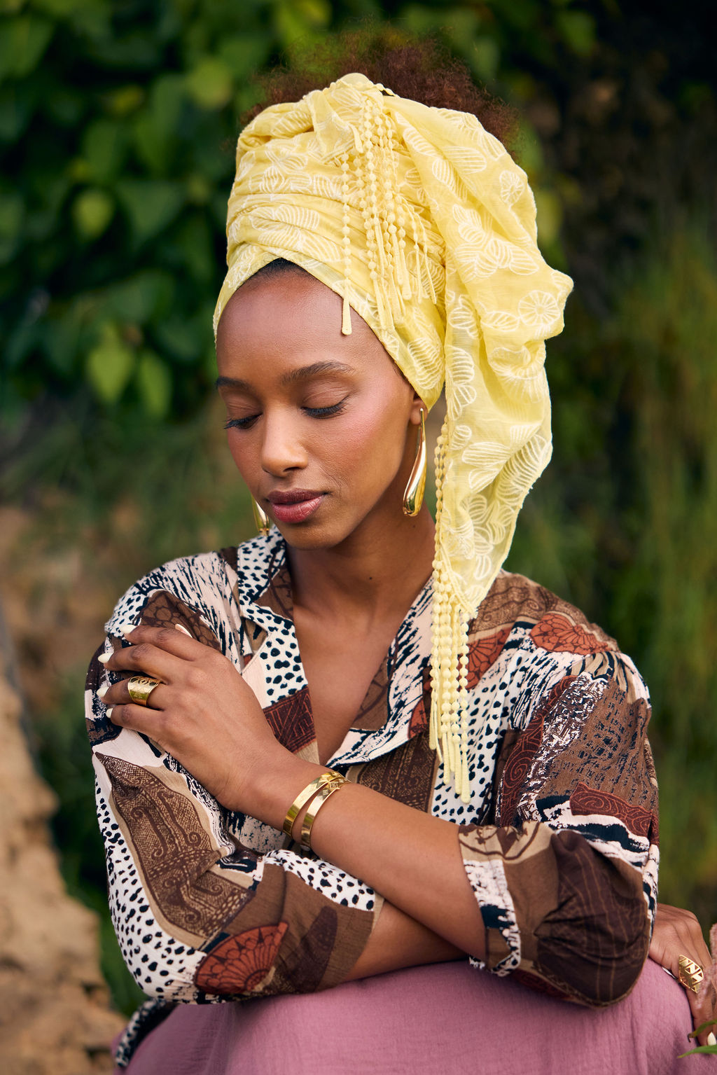 הדרא, קולקציית מטפחות קיץ, מטפחת חגיגית, בד רקמה פרחוני בצבע ירוק עם פרנזים, מטפחת יומיומית