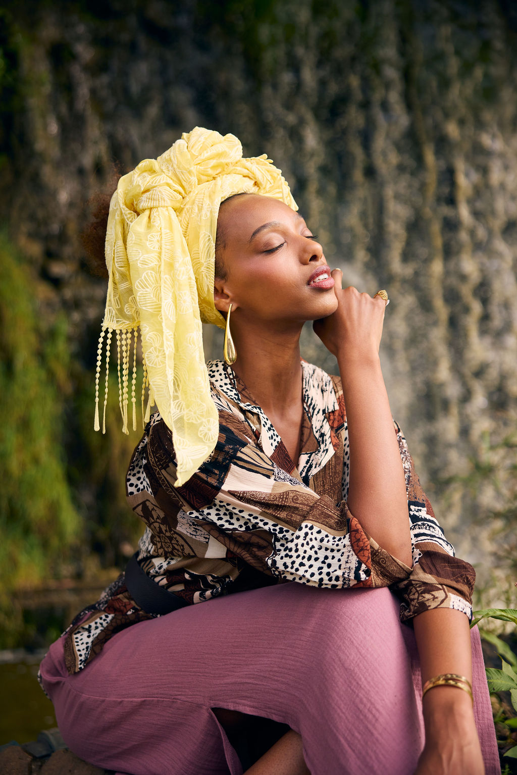 הדרא, קולקציית מטפחות קיץ, מטפחת חגיגית, בד רקמה פרחוני בצבע ירוק עם פרנזים, מטפחת יומיומית