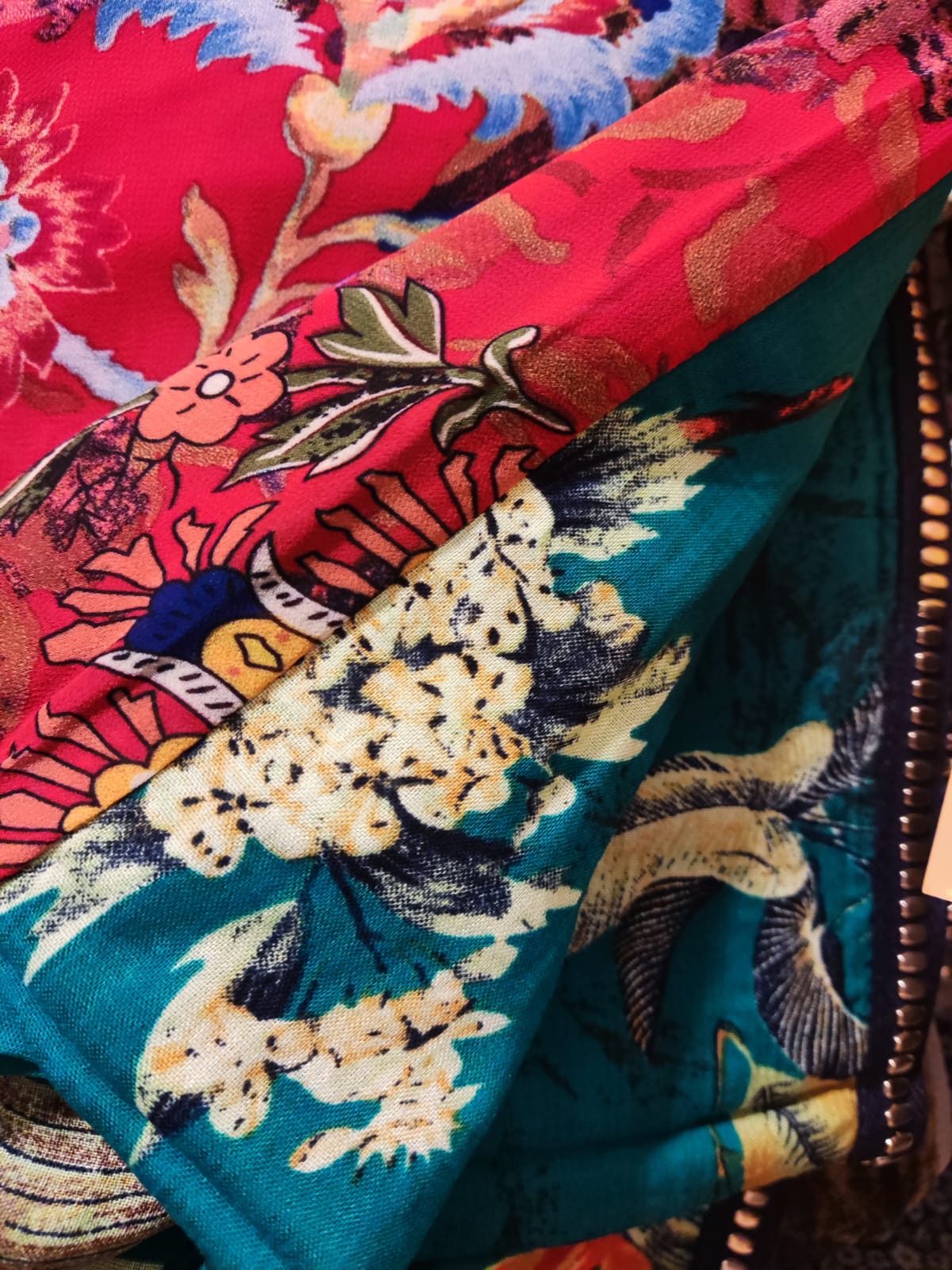 הדרא, קולקציית קיץ, מטפחת חגיגית, שילוב בדים צבעוני עם פס קישוט שחור זב, תקריב