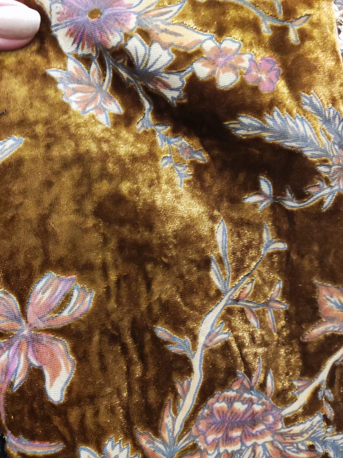 הדרא, קולקציית קיץ, מטפחת חגיגית, שילוב בד פייטים זהבי ובד פרחוני, תקריב