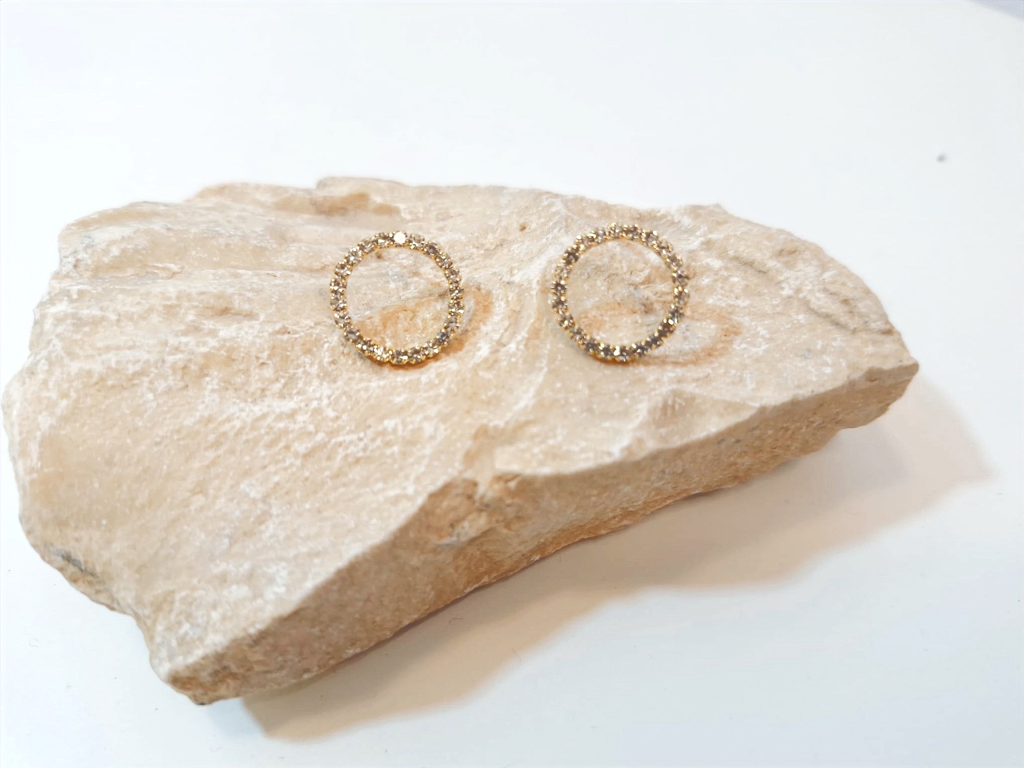 הדרא, עגיל זהב עם יהלומים